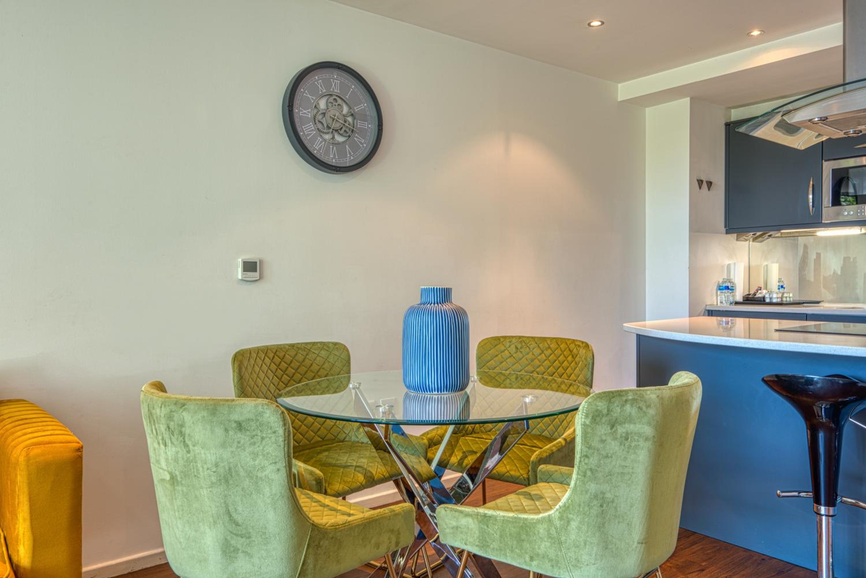 Two-Bedroom Apartment with Balcony photo 3