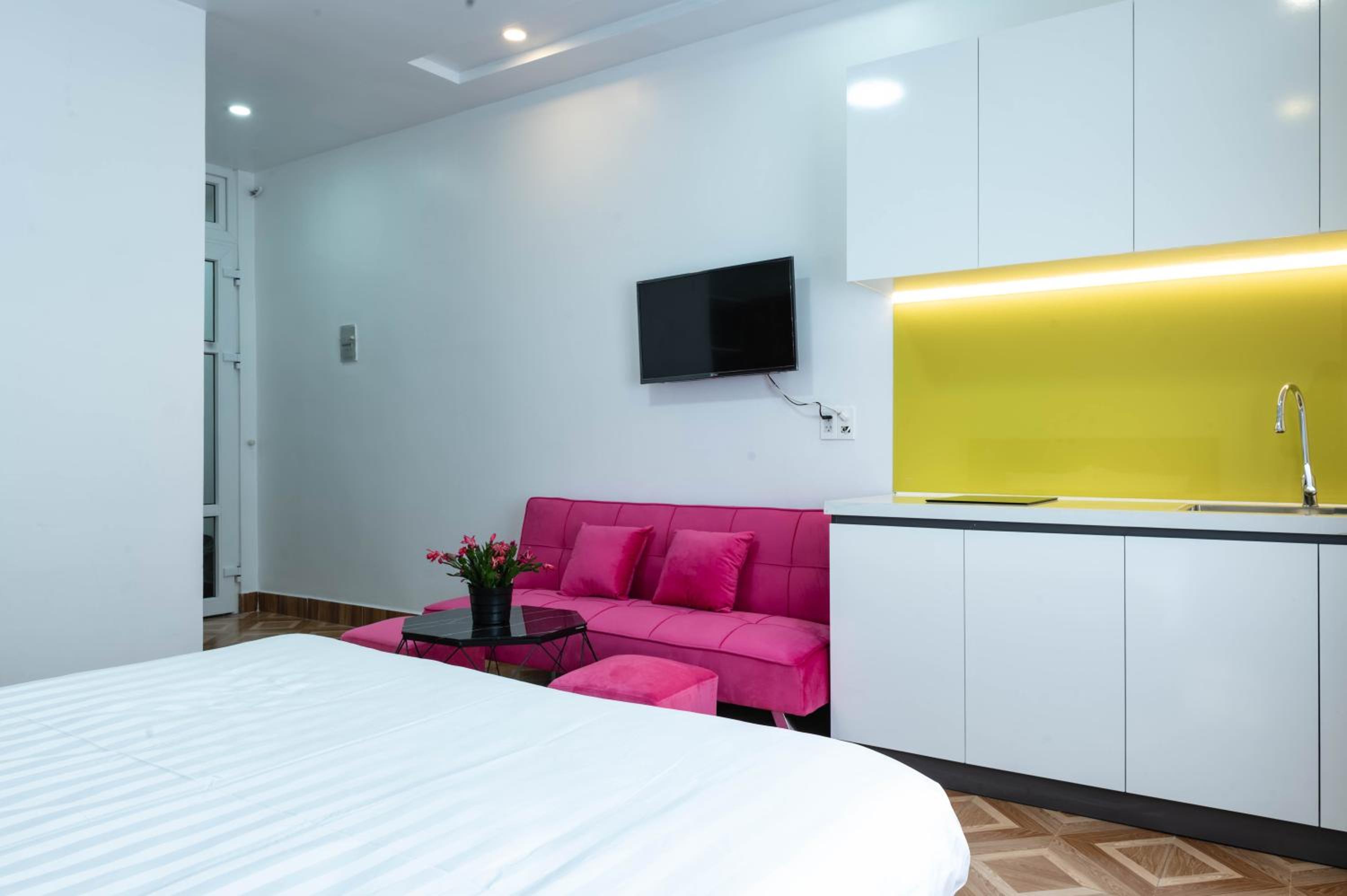 One-Bedroom Apartment with City View photo 2