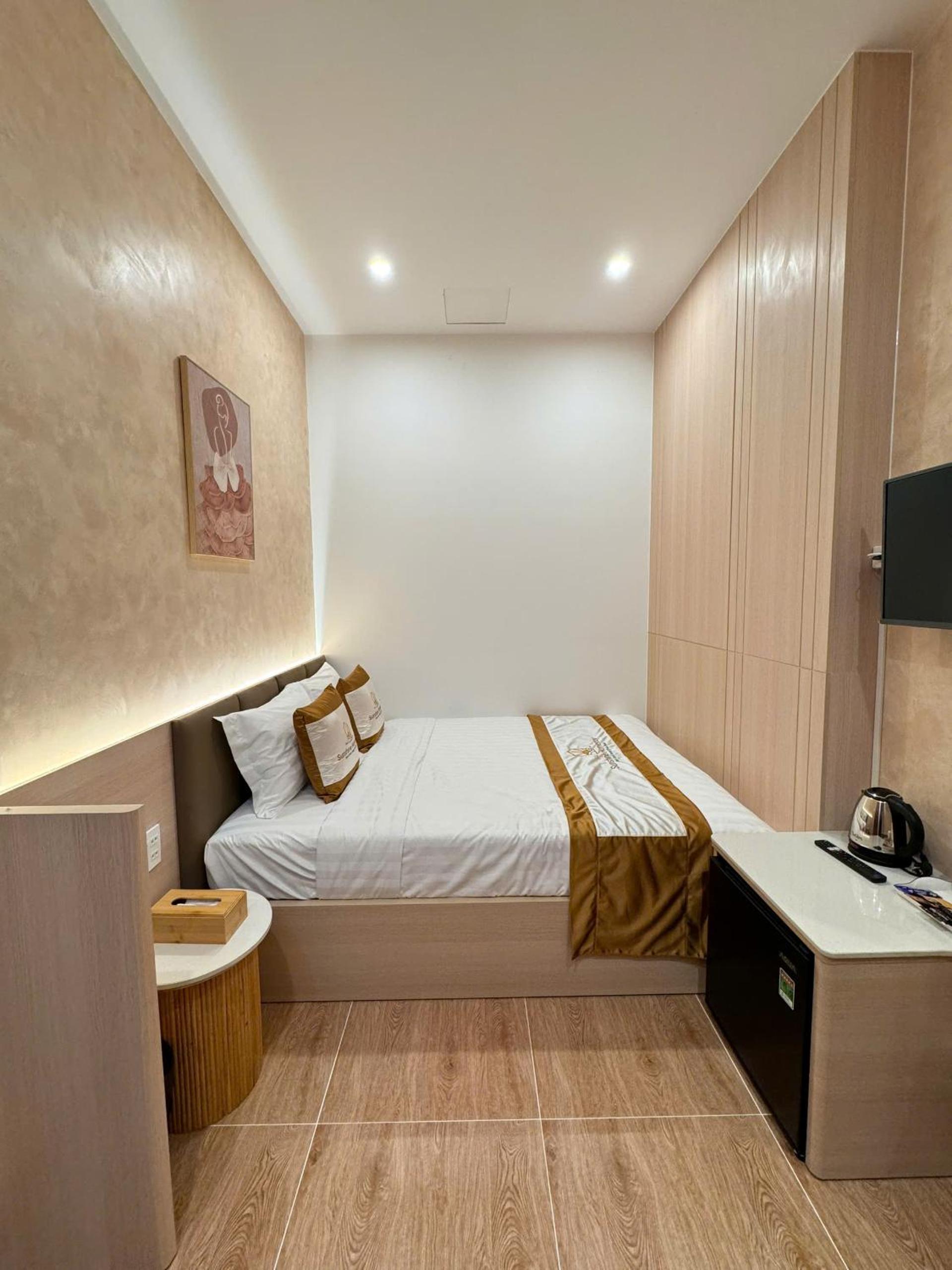 Queen Room photo 2