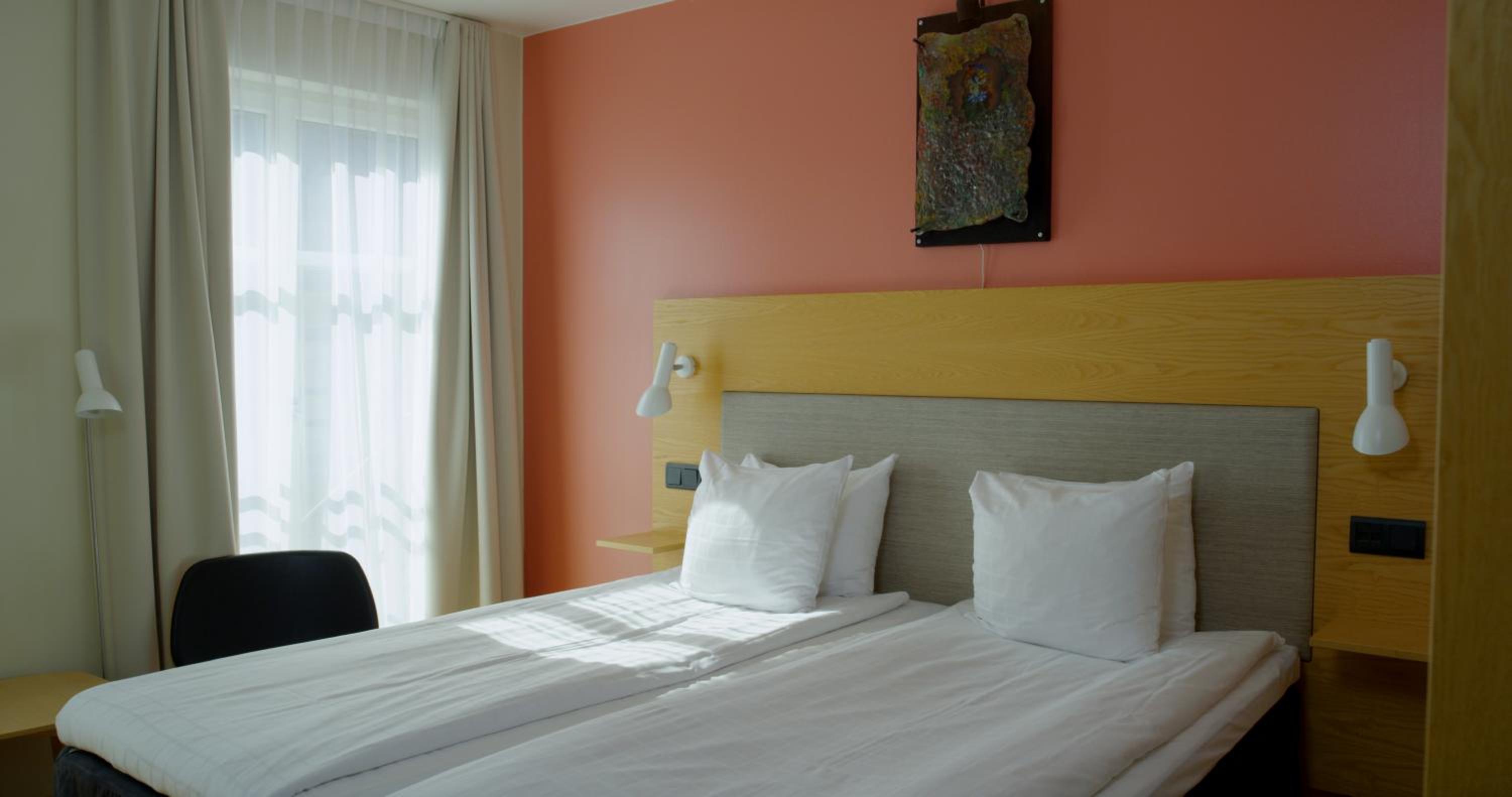 Twin Room - Non-Smoking - Photo 11