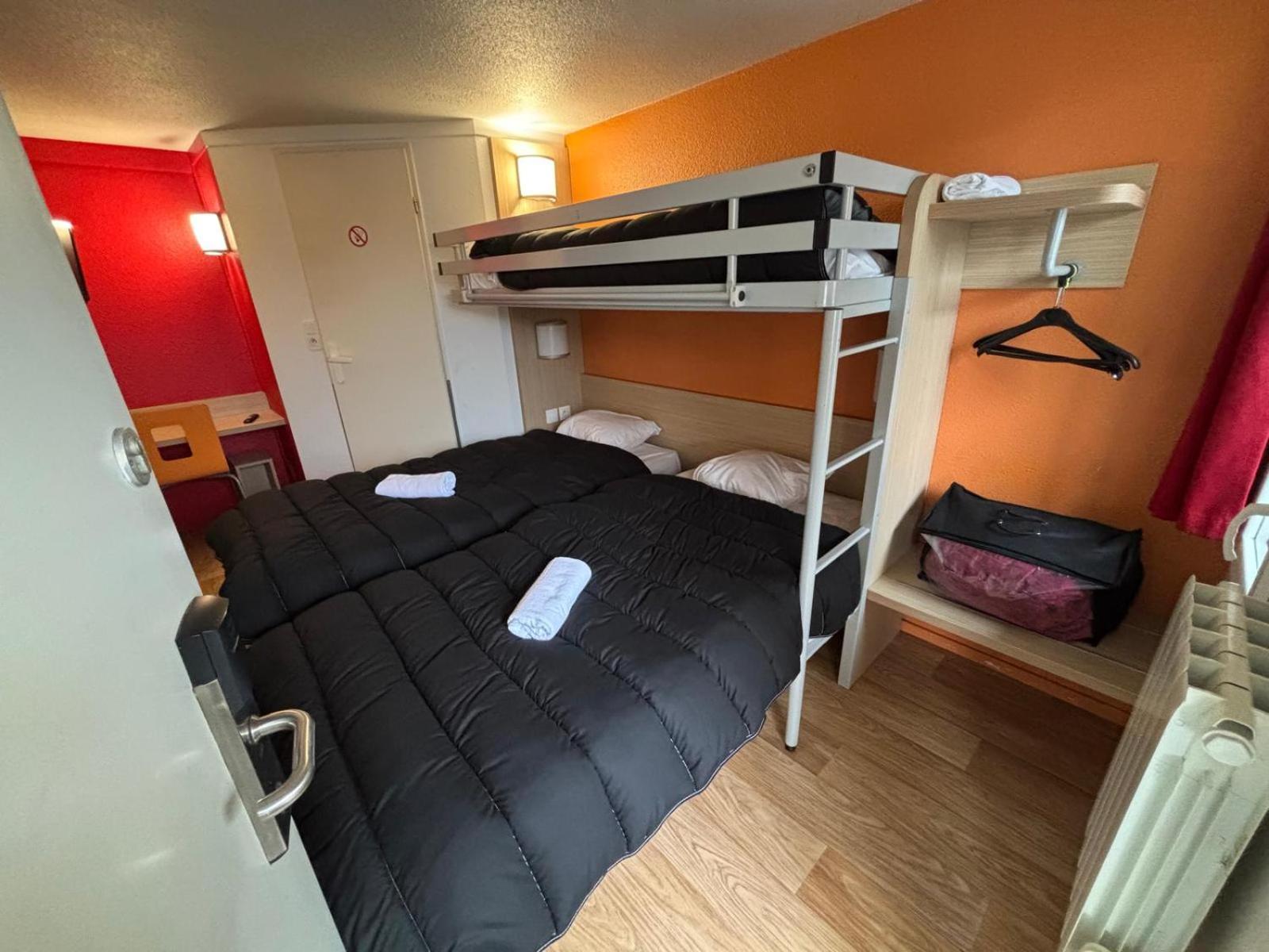 Triple Room (2 single bed + 1 Bunk Bed)     photo 1