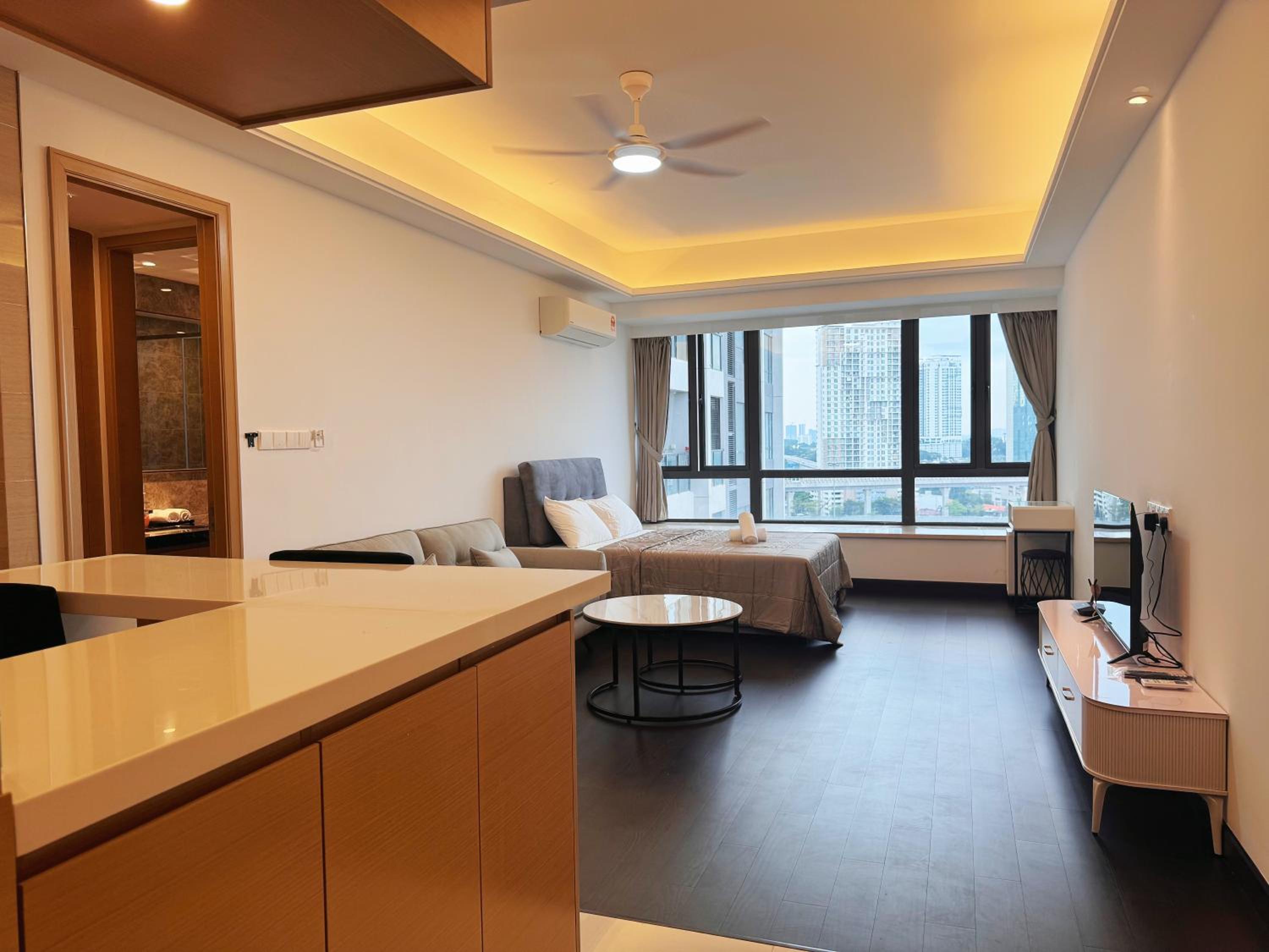 Deluxe One-Bedroom Apartment with Ocean View photo 2