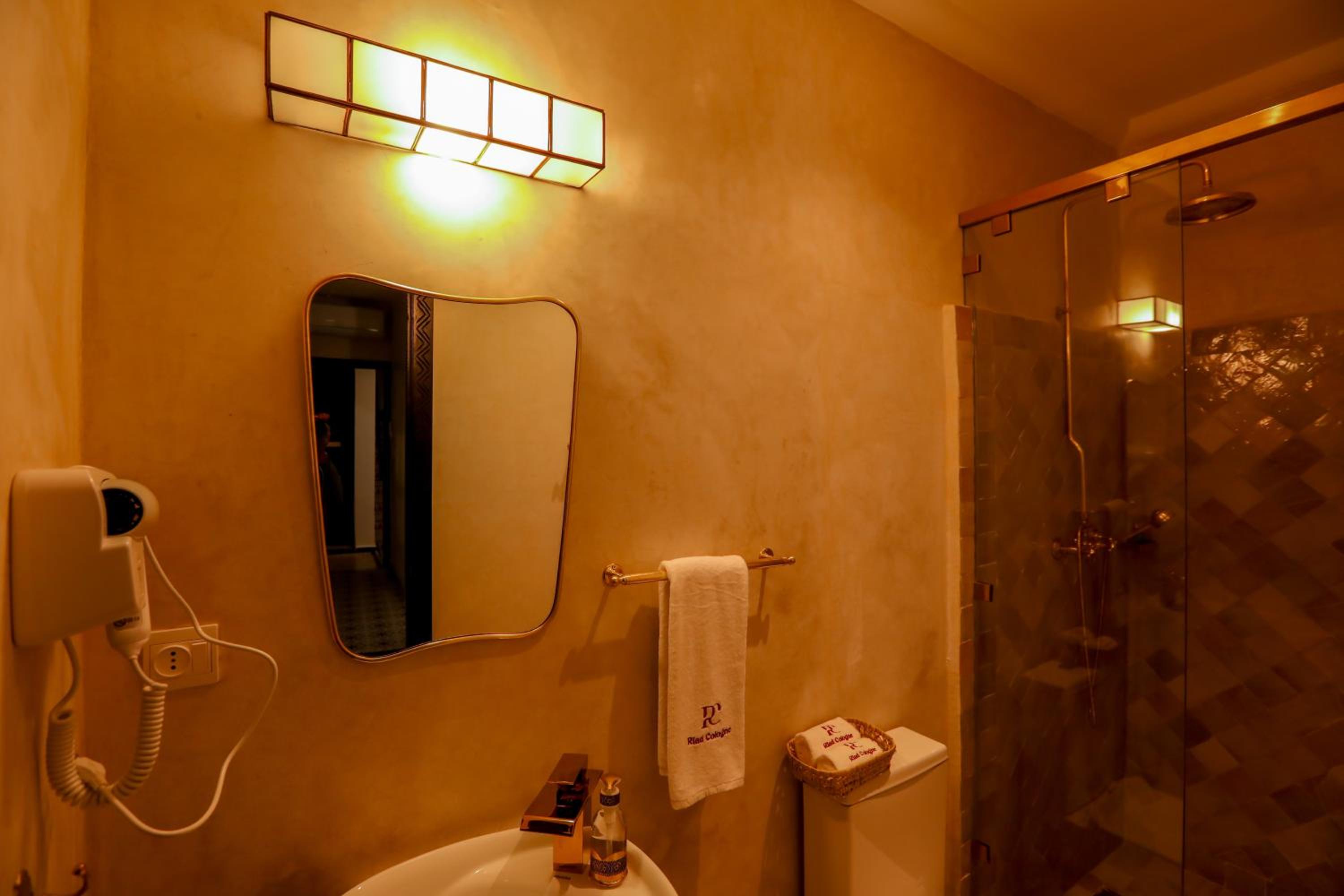 Standard Double or Twin Room - Photo 9