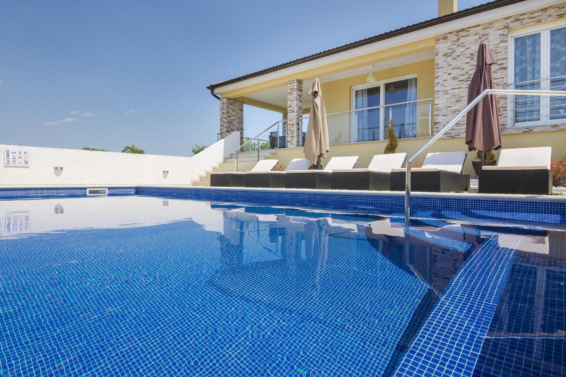 Villa photo 2