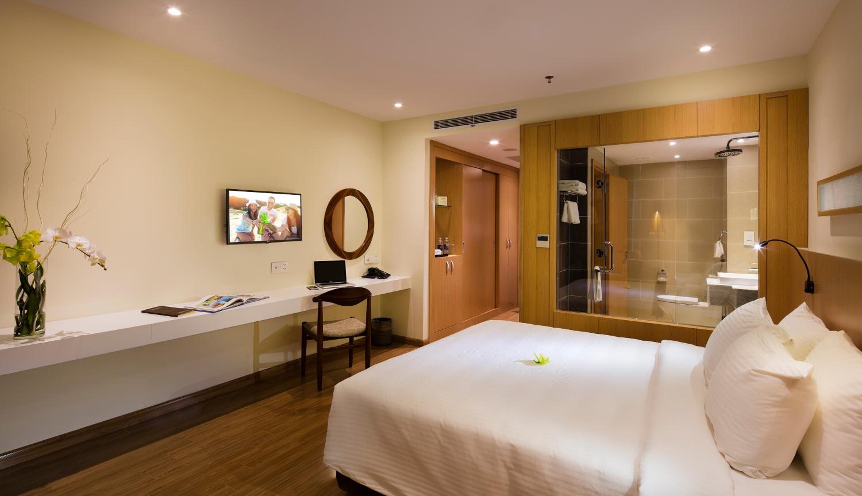 Superior King Room thumbnail 5