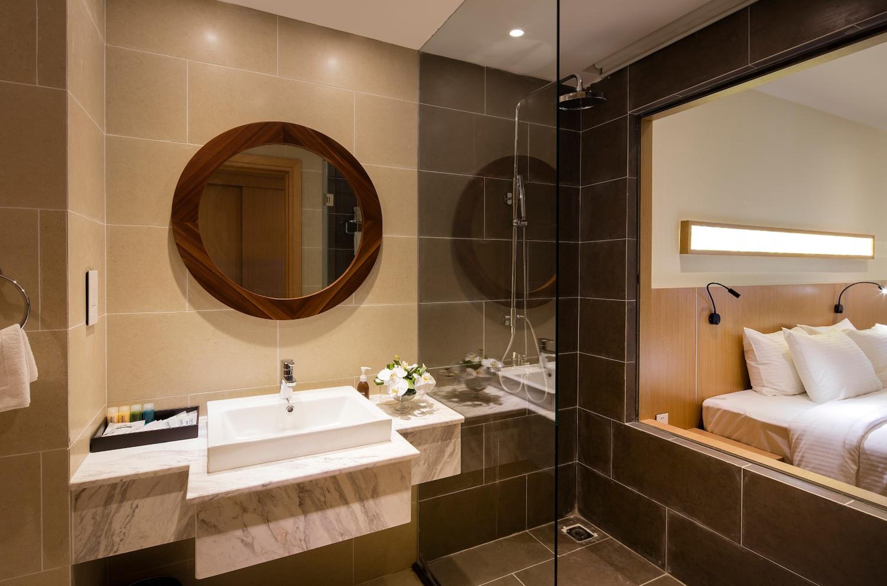 Superior Twin Room with City View thumbnail 5