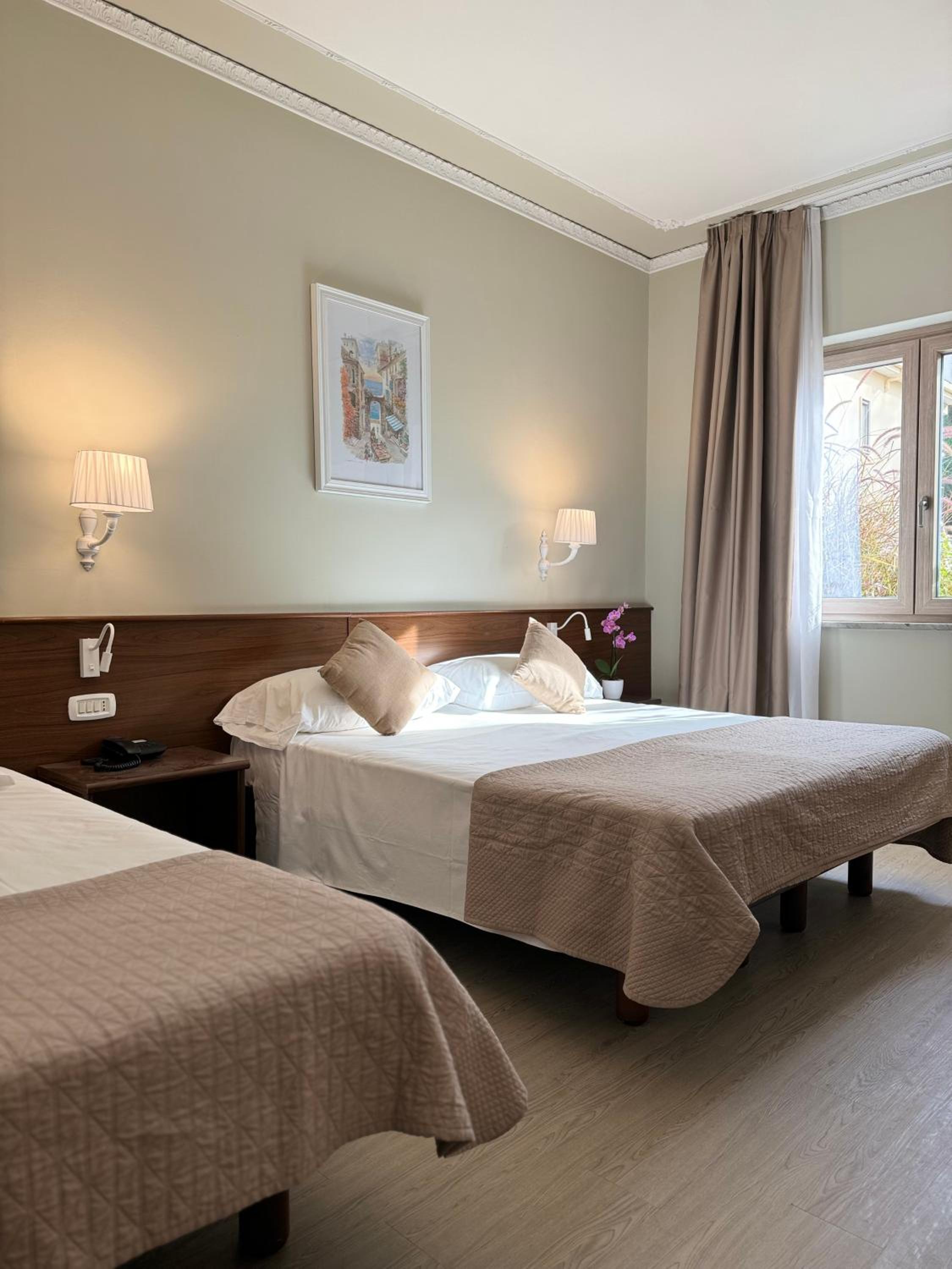 Triple Room thumbnail 6