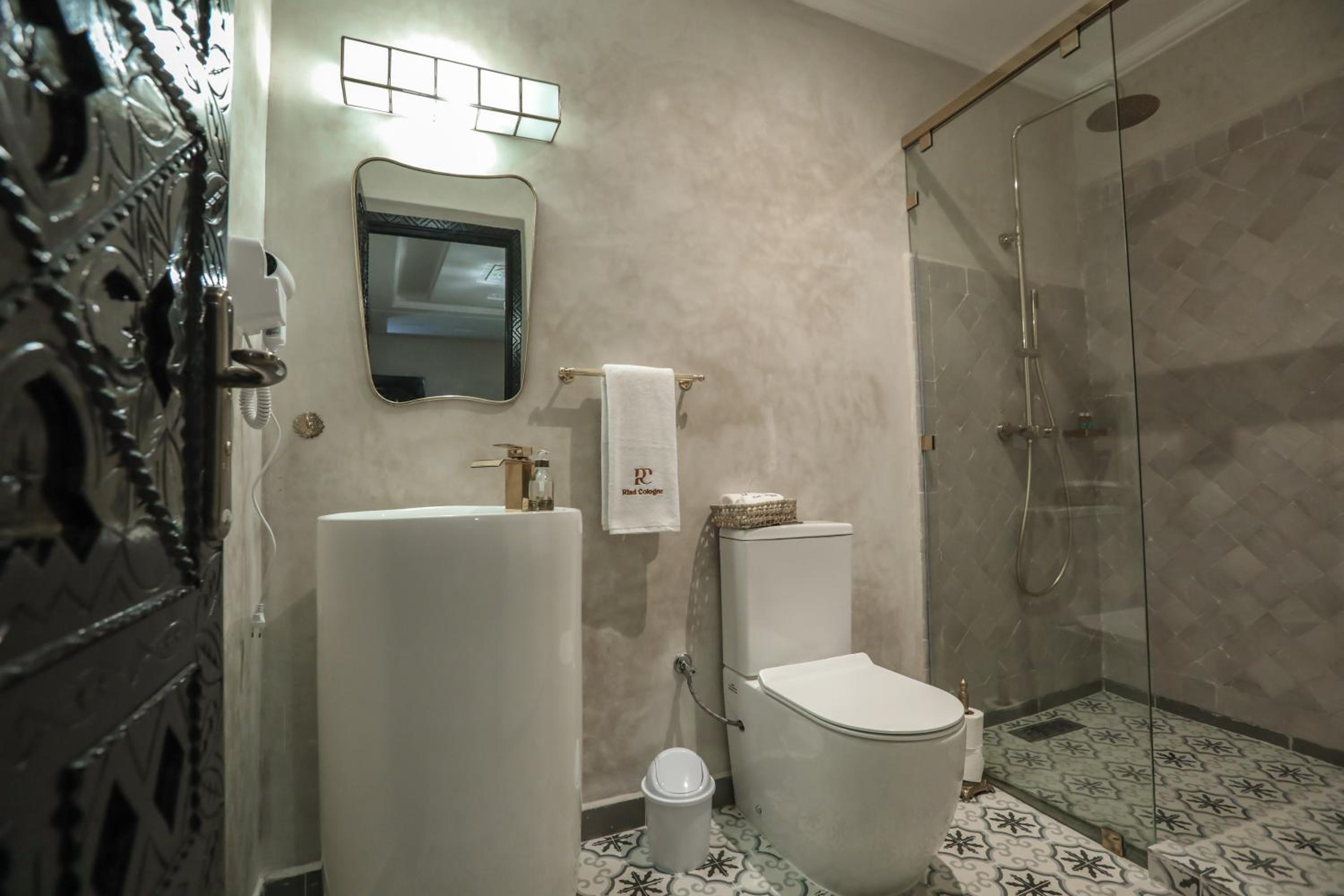 Suite - Photo 16