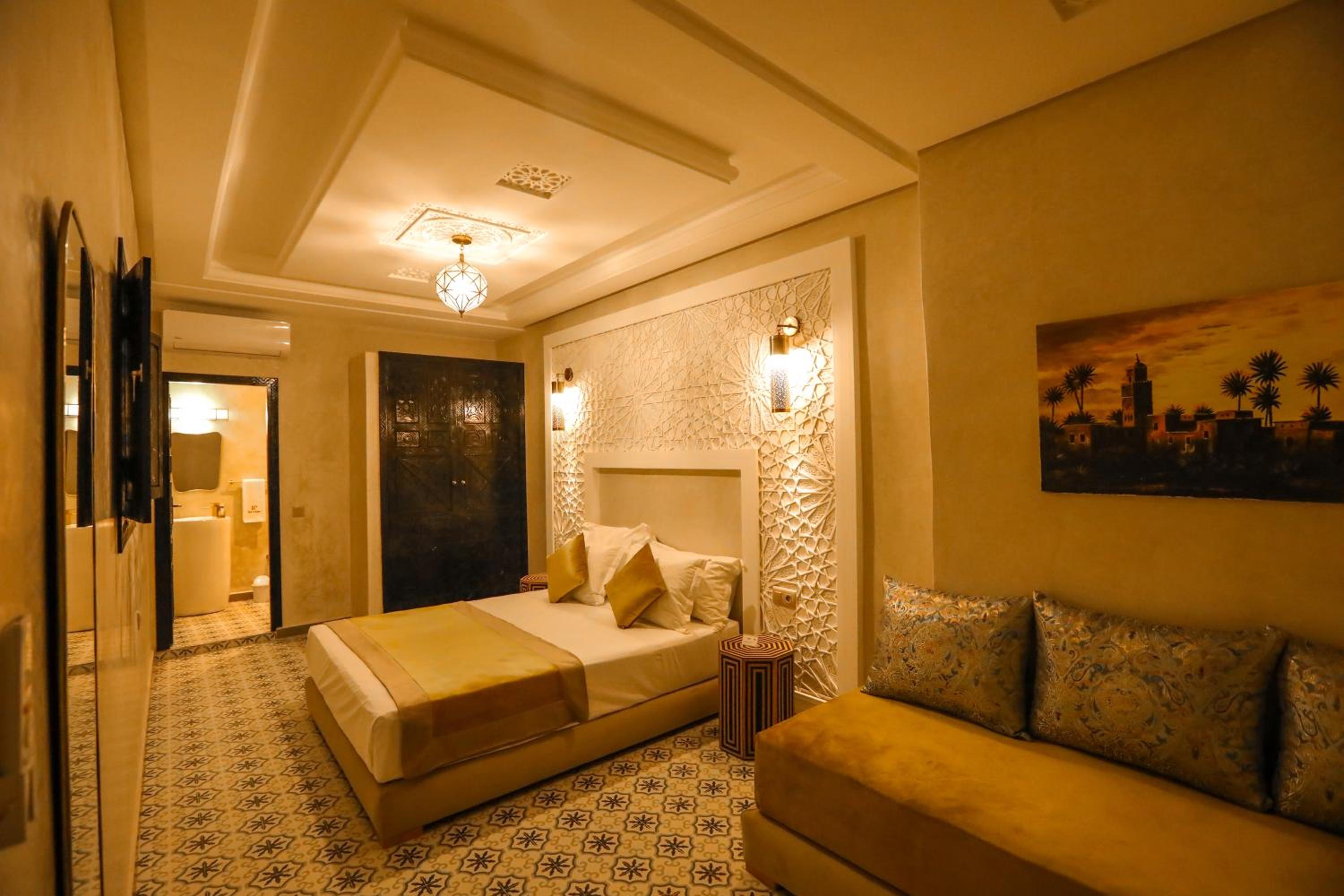 Suite - Photo 13