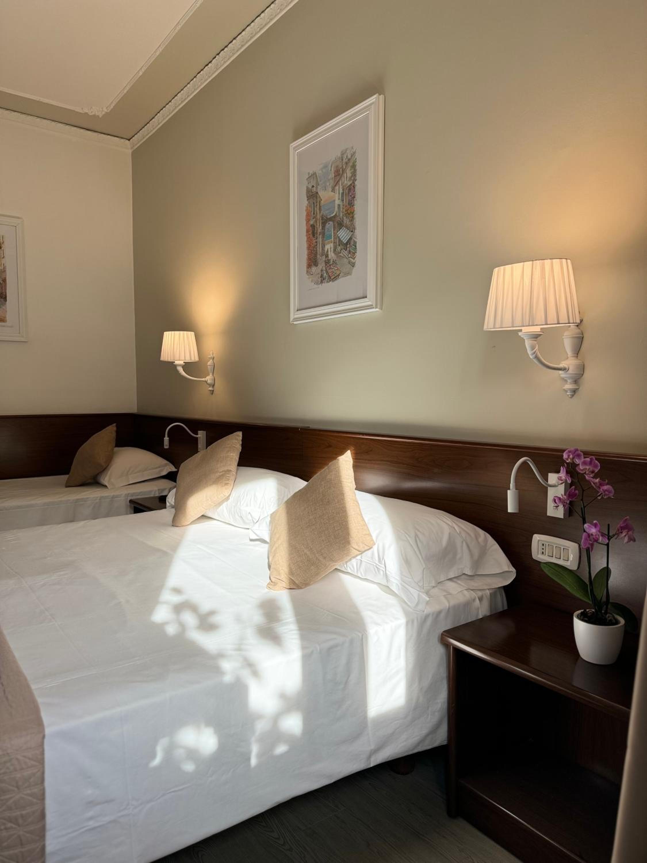 Triple Room thumbnail 5