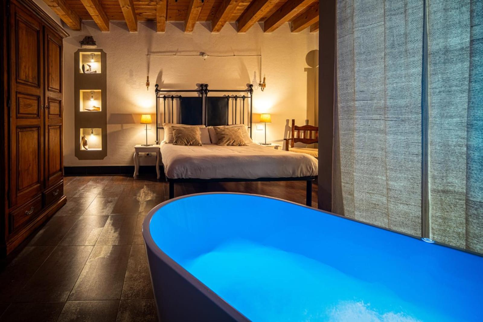 Deluxe Double Room with Bath - Photo 9