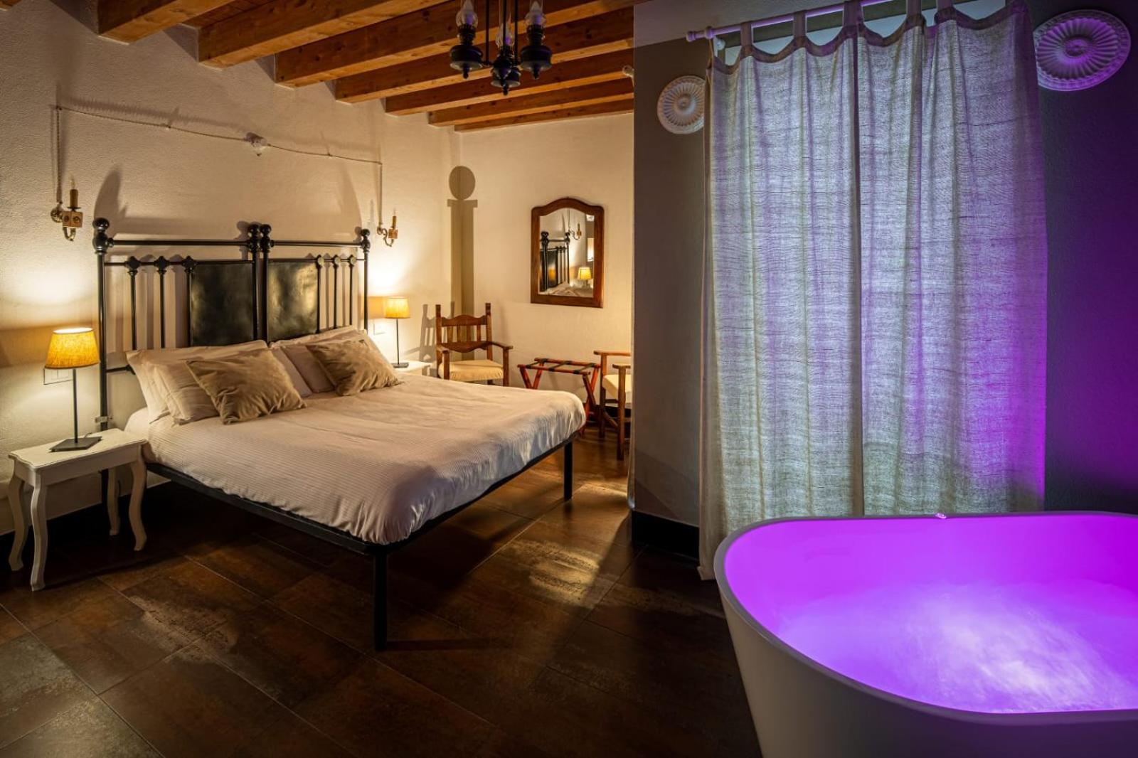 Deluxe Double Room with Bath - Photo 10