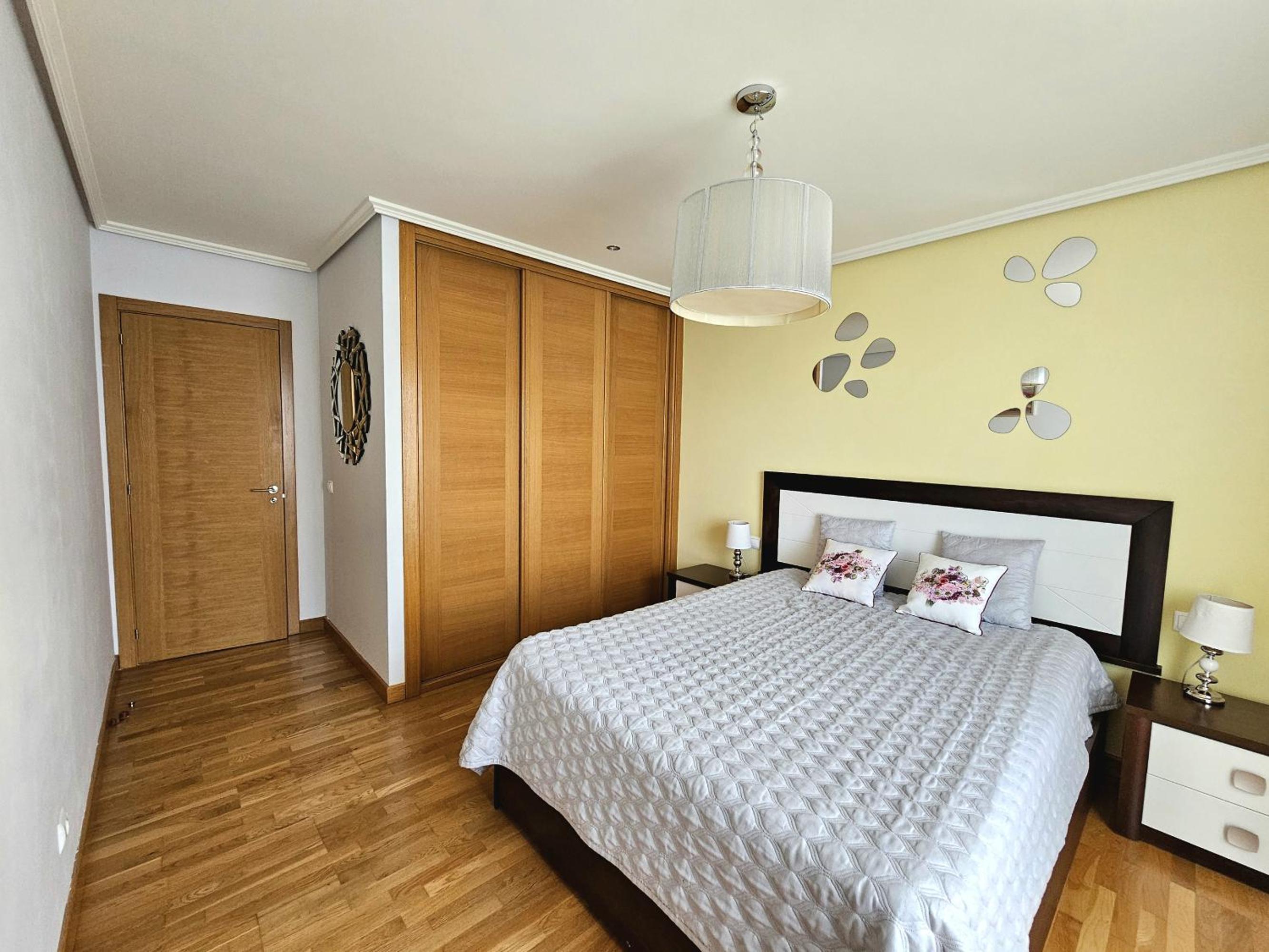 Apartamento de Cuatro Habitaciones con Terraza