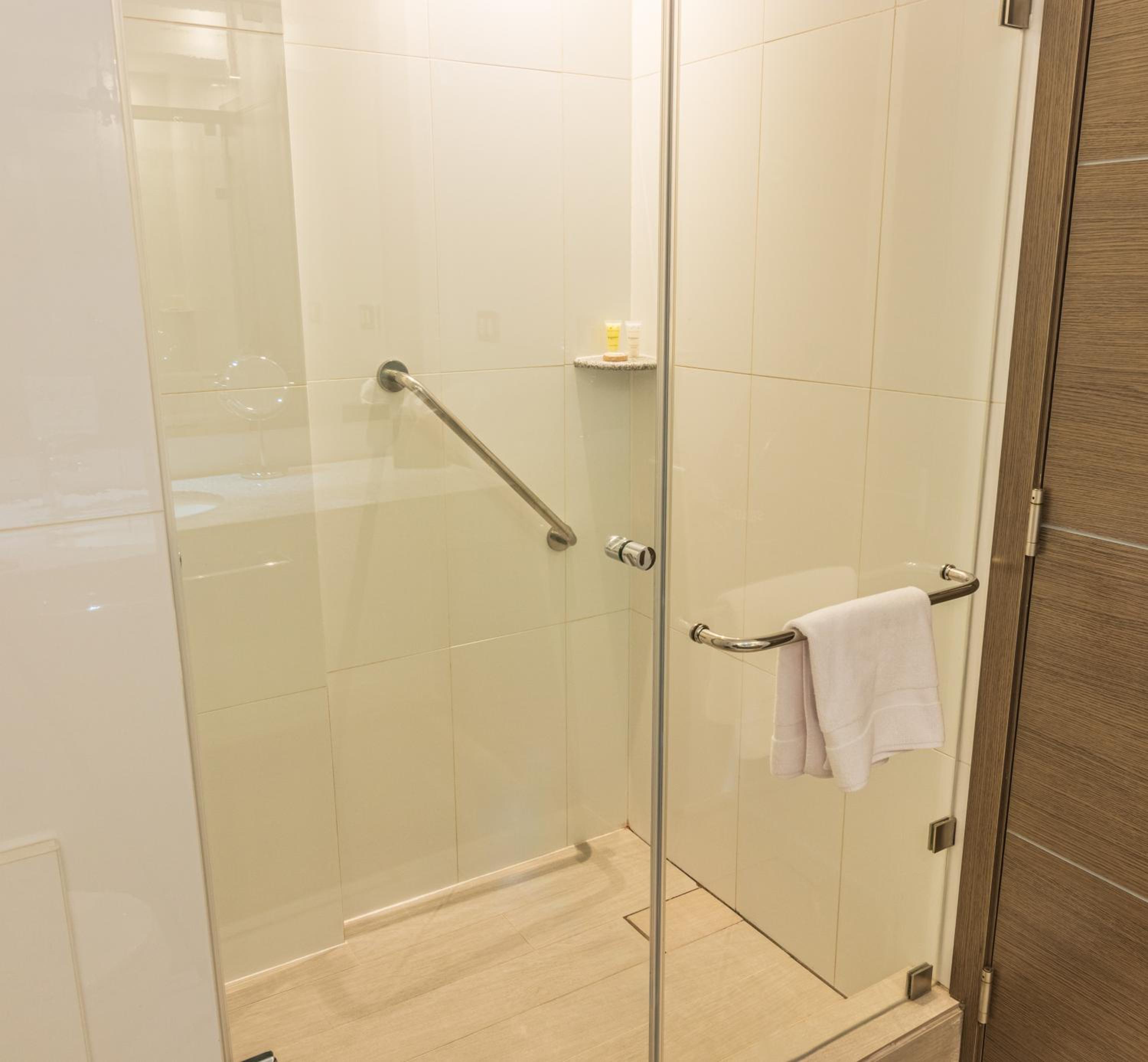 Standard King Room - Photo 6