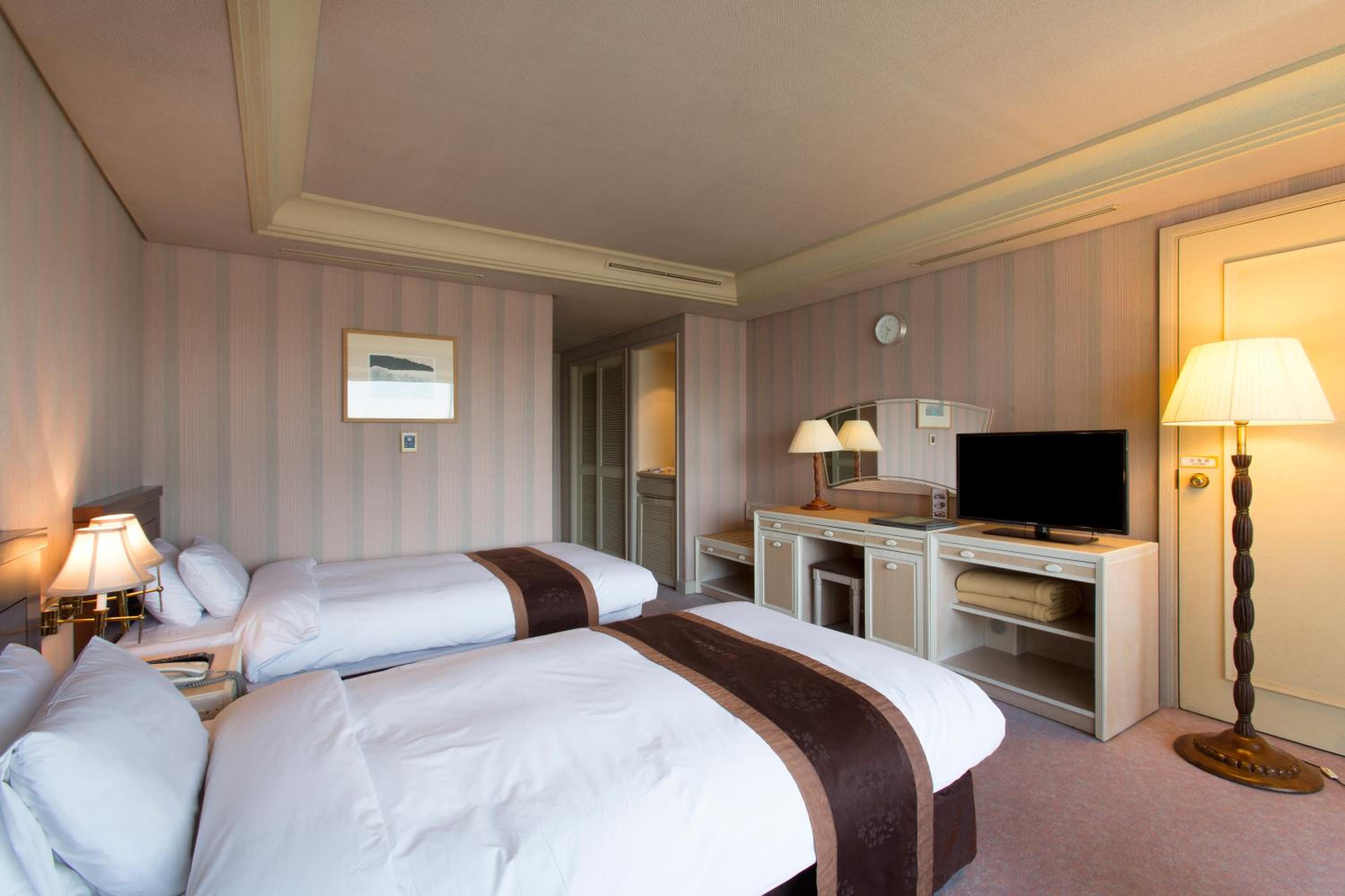 Standard Twin Room - Photo 2