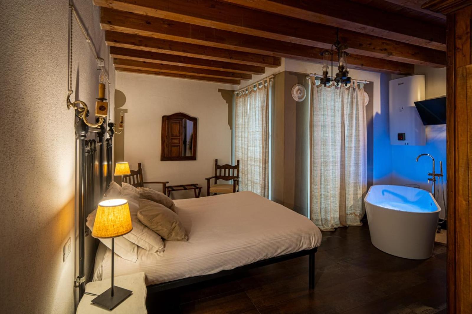 Deluxe Double Room with Bath - Photo 5