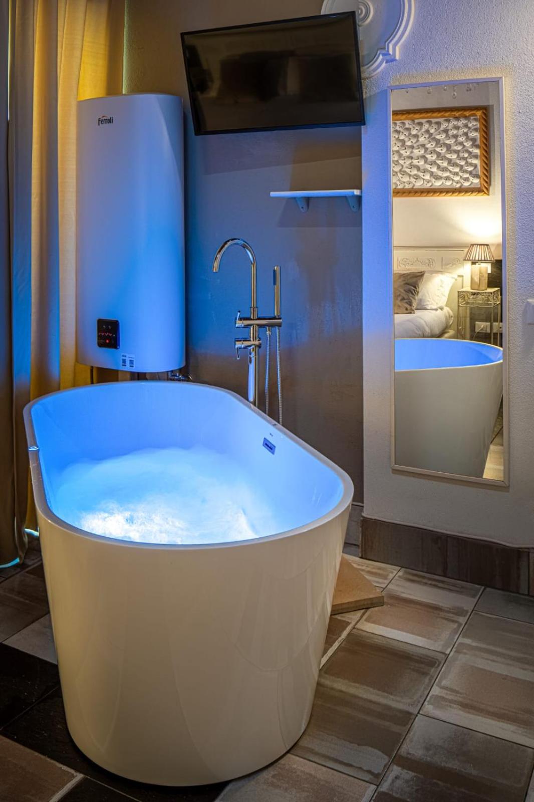 Deluxe Double Room with Bath - Photo 7