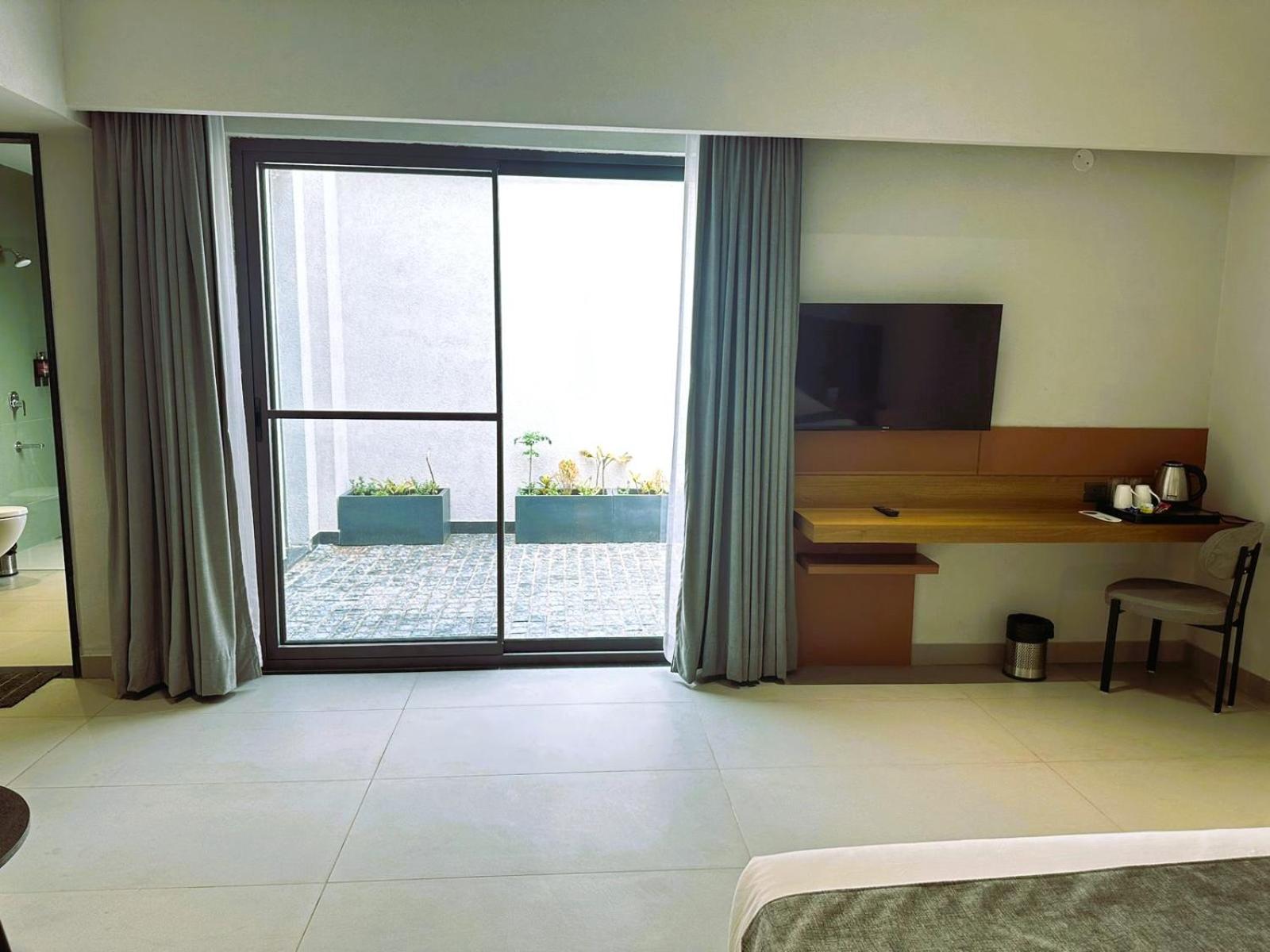 Deluxe Double Room with Balcony photo 3