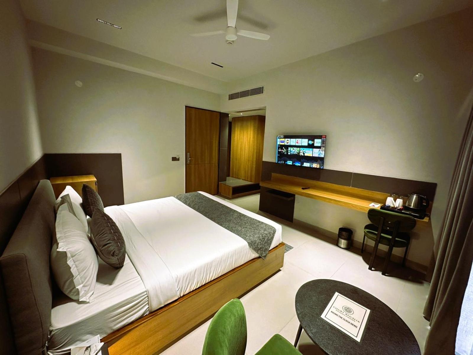 Deluxe Double Room with Balcony photo 2
