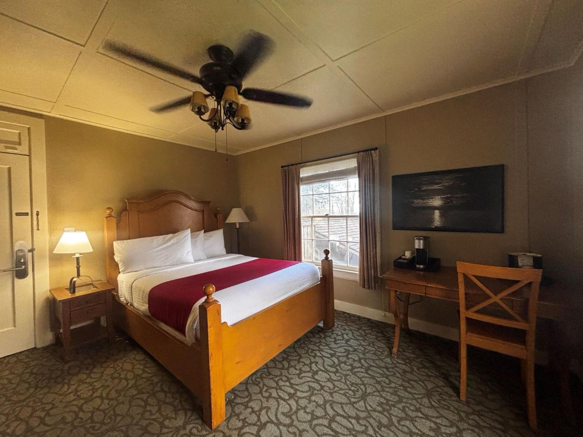 Queen Room with Lake View photo 1