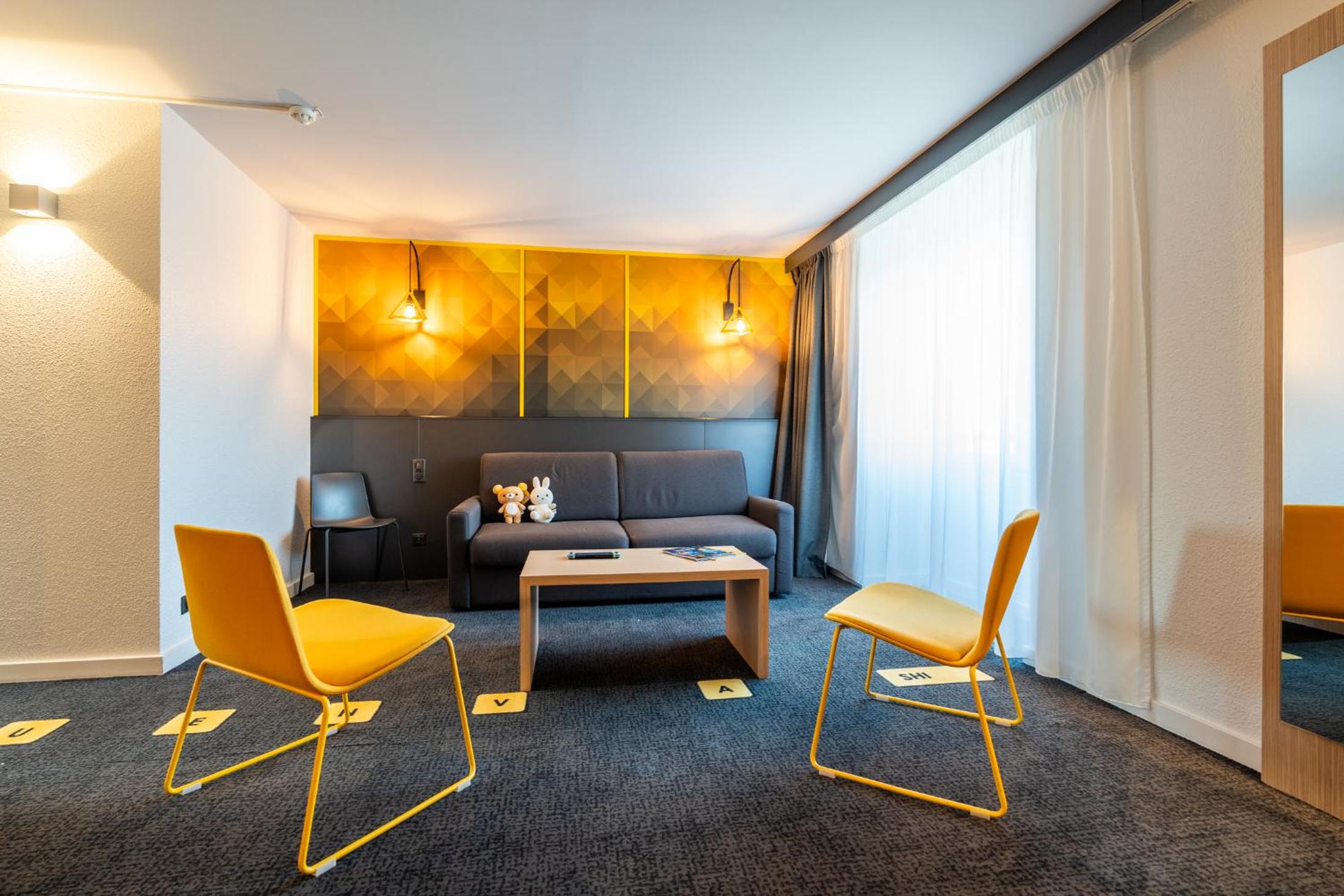 Standard Family Room with Double Bed and Sofa Bed - Photo 3