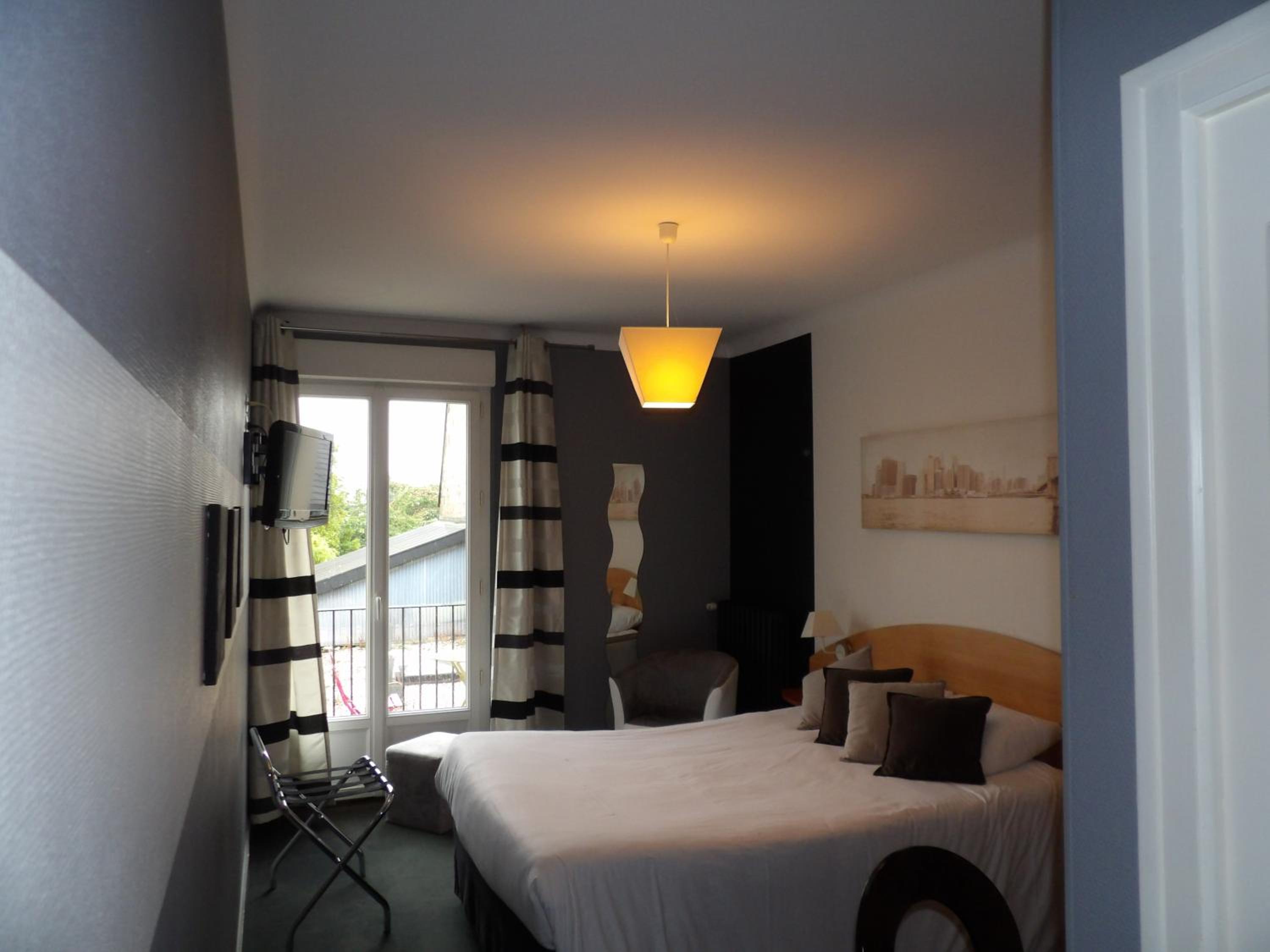 Standard Double Room - Small Room/Non-Smoking - Photo 1