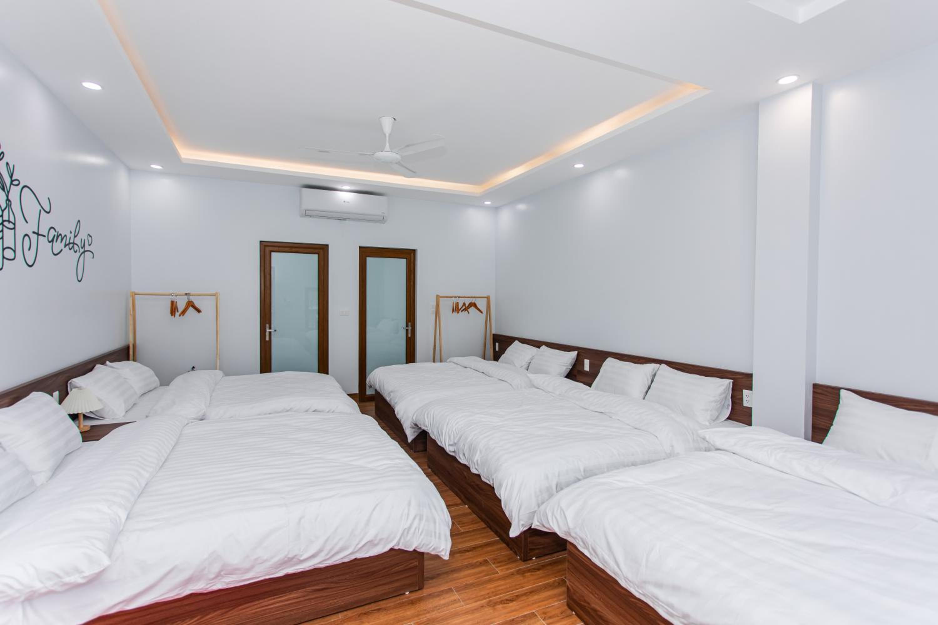 Family Room with Balcony photo 3