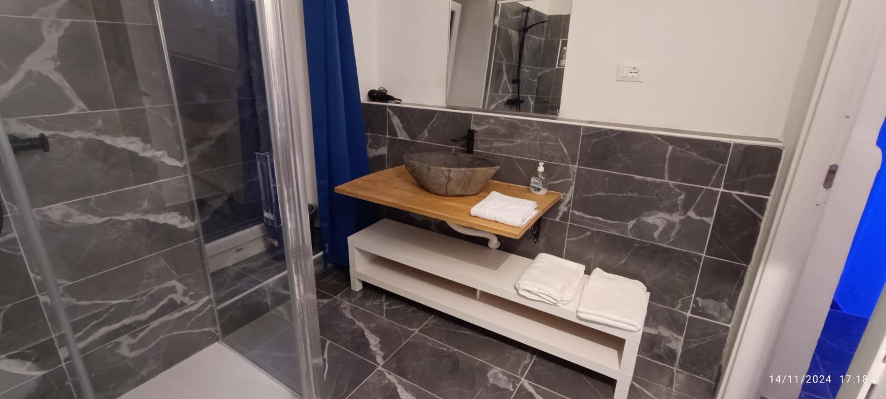 Apartment with Sea View - Photo 8
