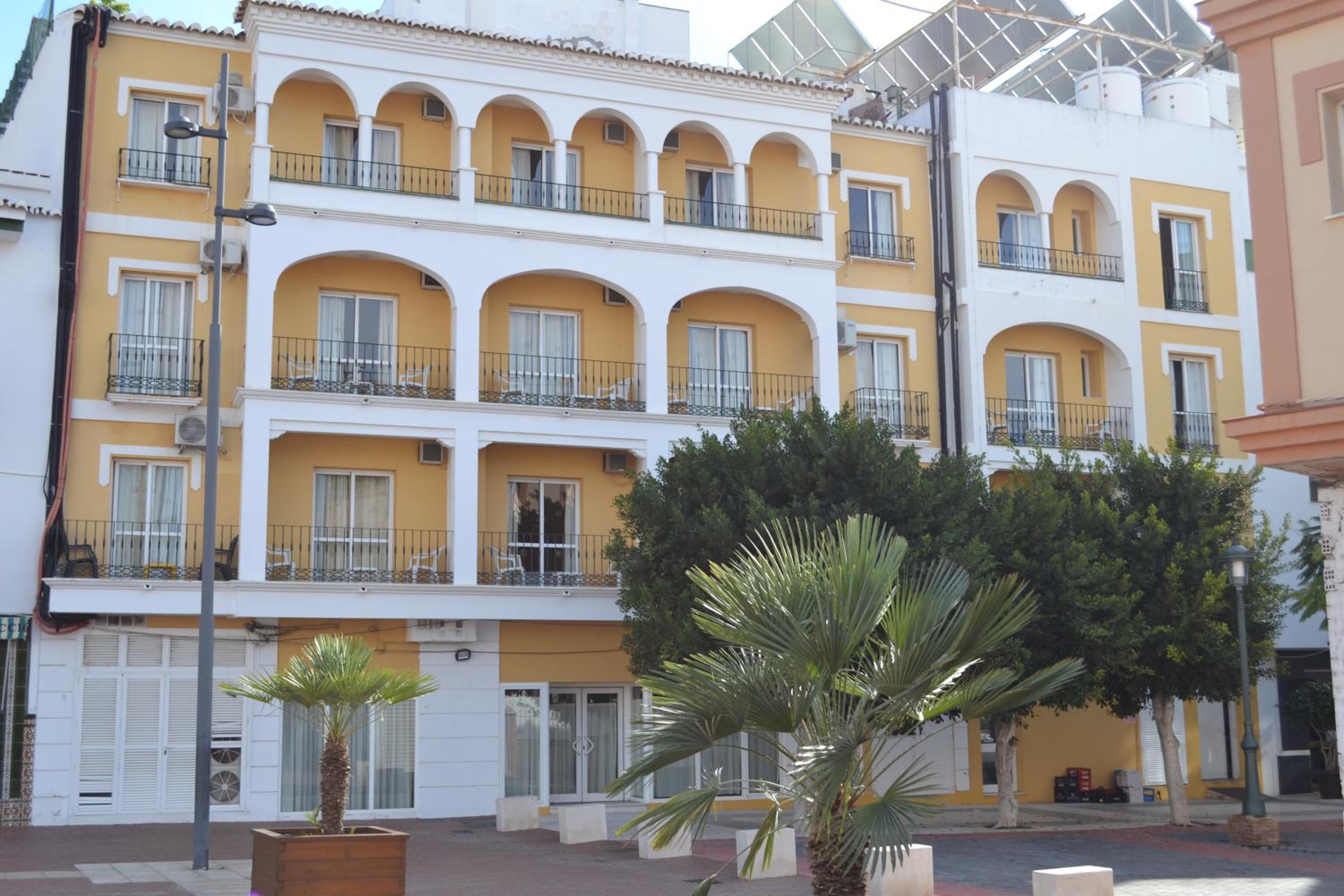 Double Room with Balcony - Photo 16