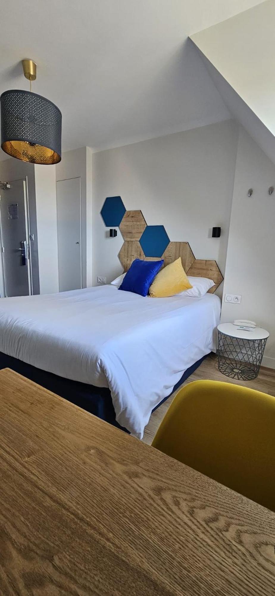 Standard Double Room - Small Room/Non-Smoking - Photo 2