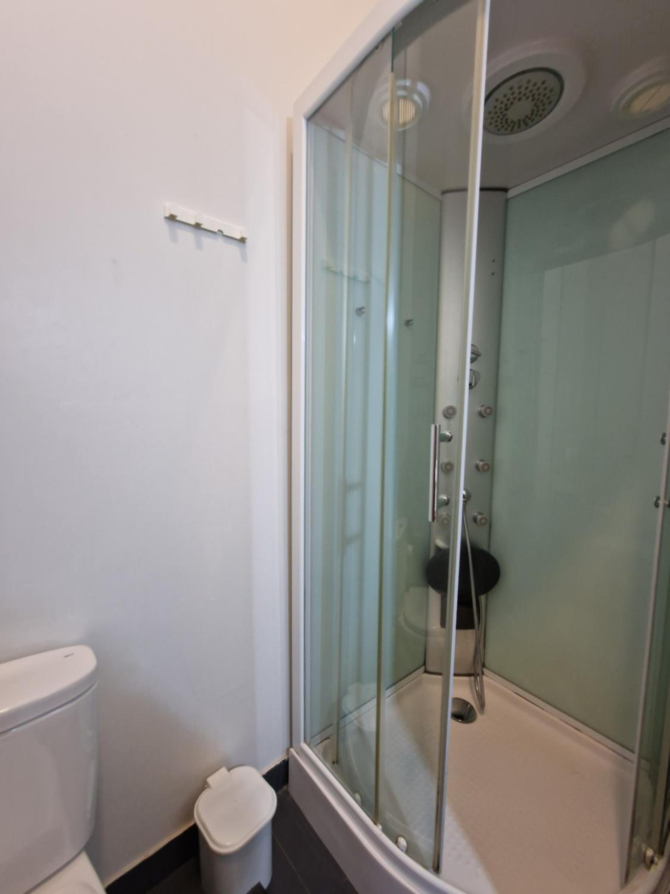 Studio Apartment with Double Bed - Photo 3