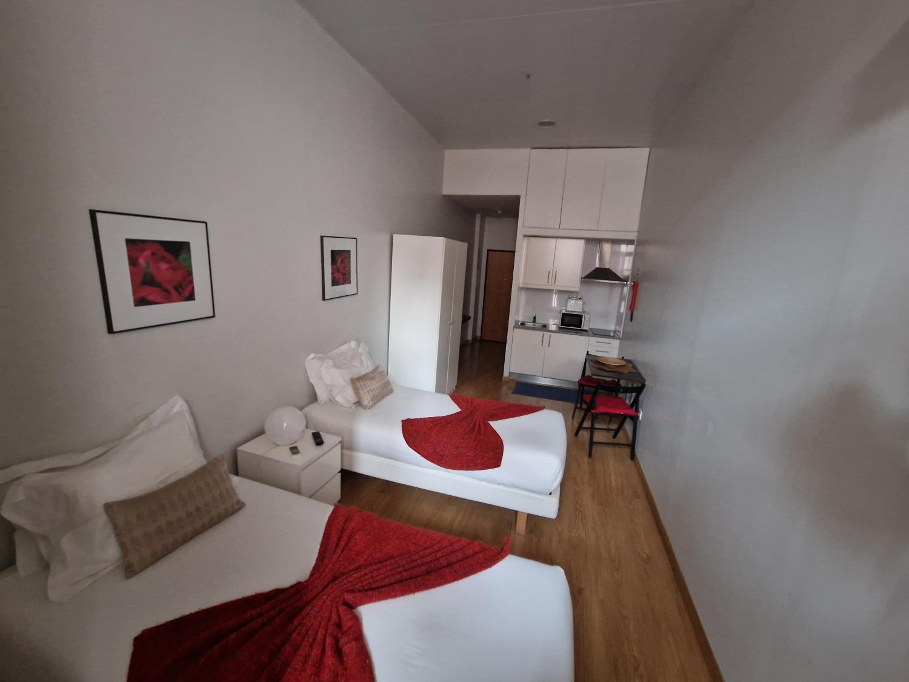 Studio Apartment with Two Single Beds - Photo 8