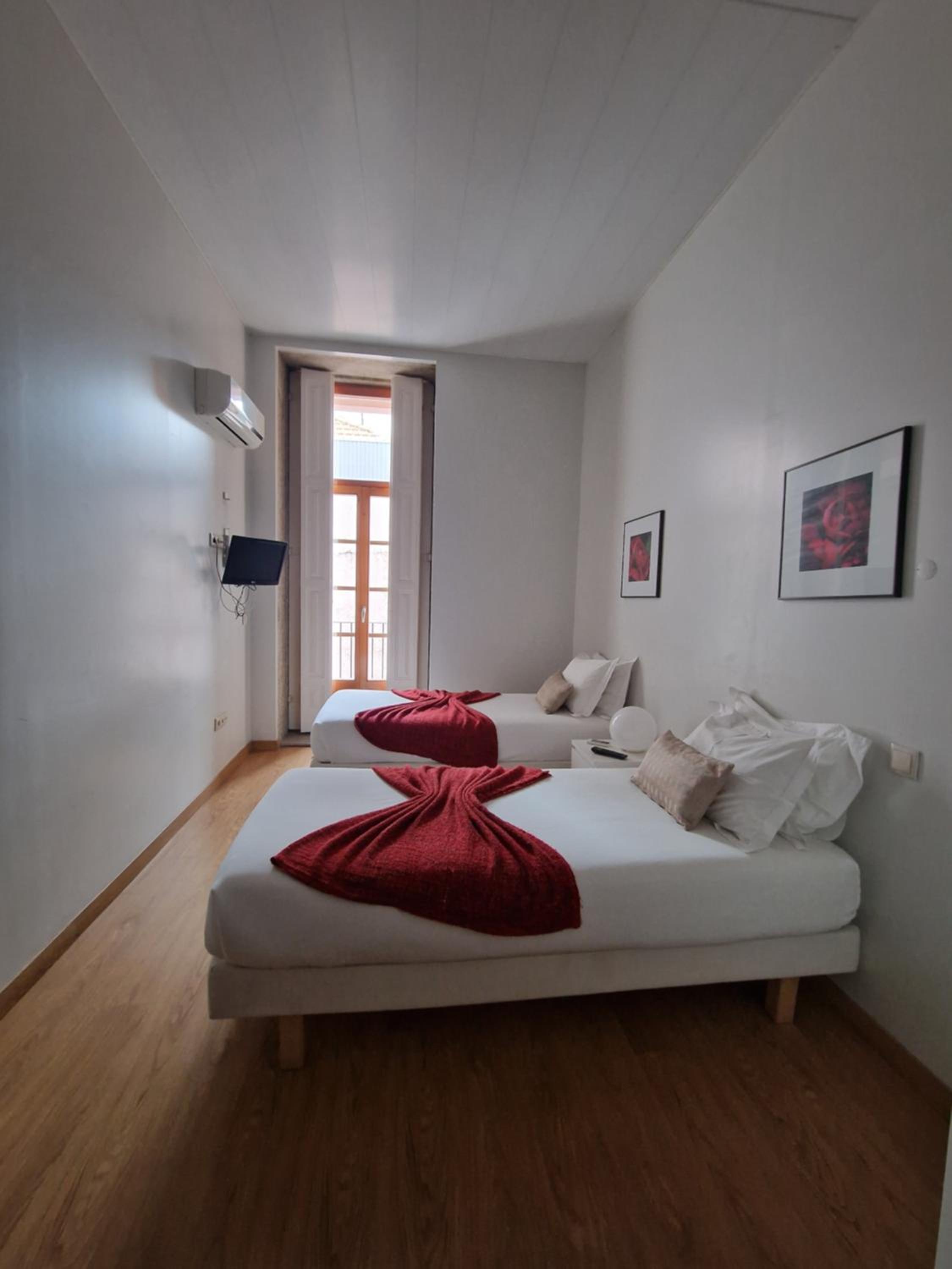 Studio Apartment with Two Single Beds - Photo 1