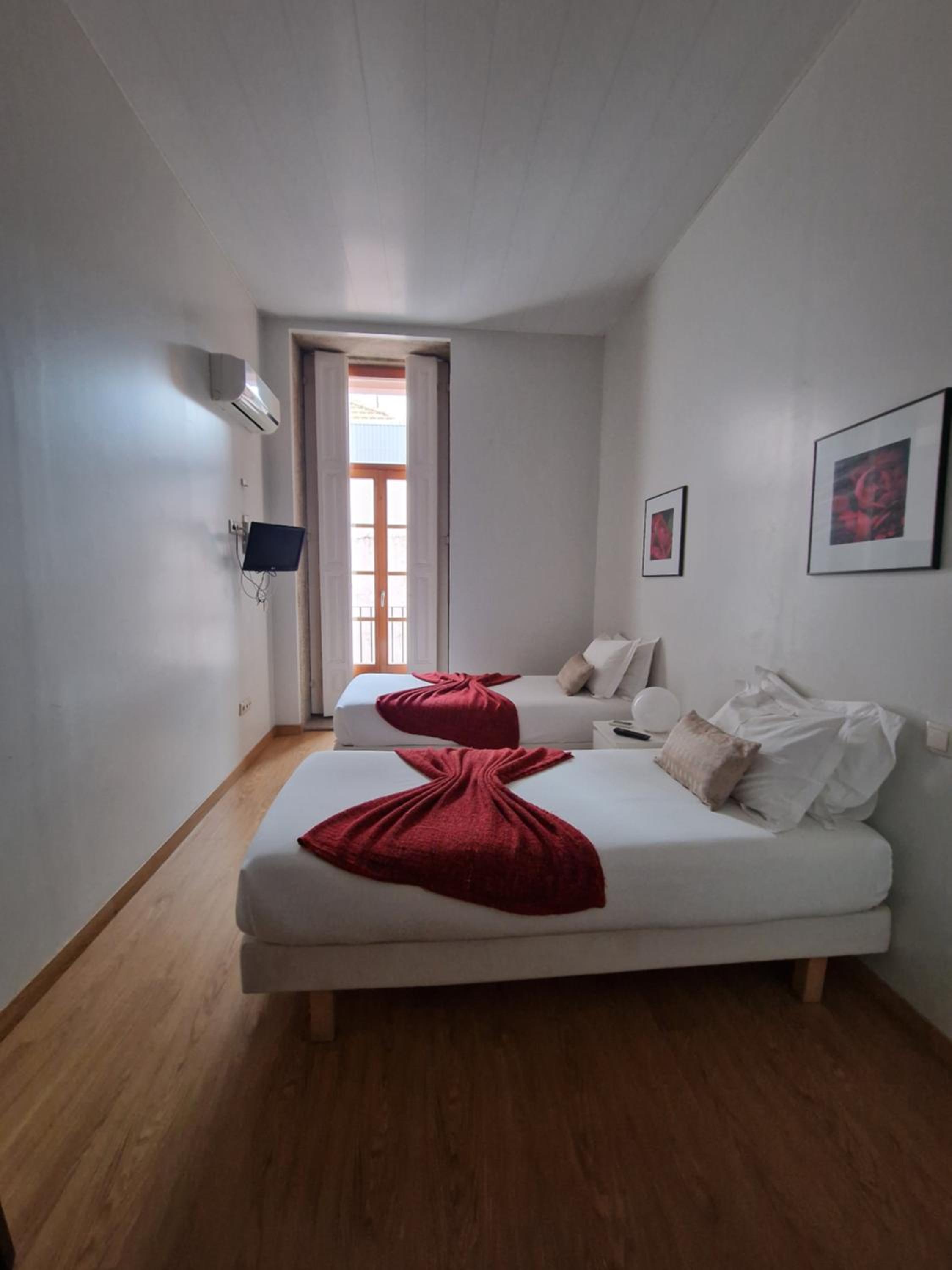 Studio Apartment with Two Single Beds - Photo 2