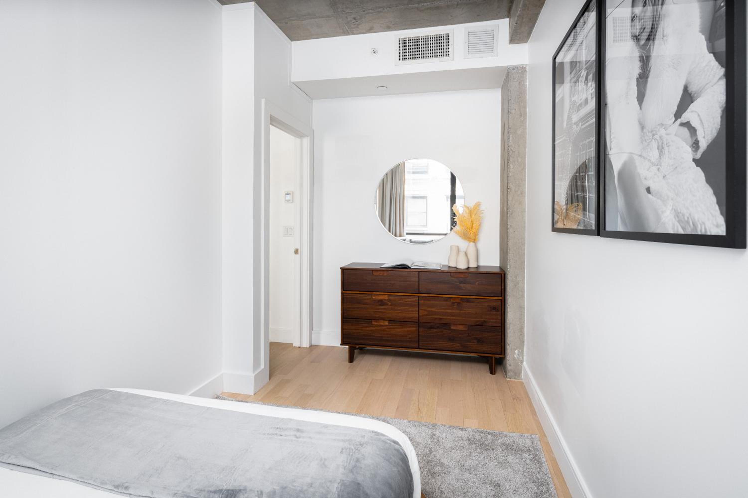 One-Bedroom Apartment photo 1