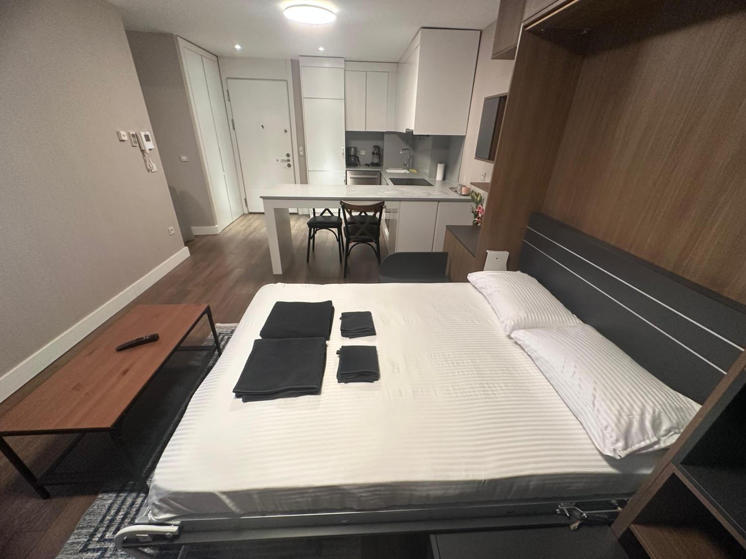Deluxe One-Bedroom Apartment with Ocean View photo 3
