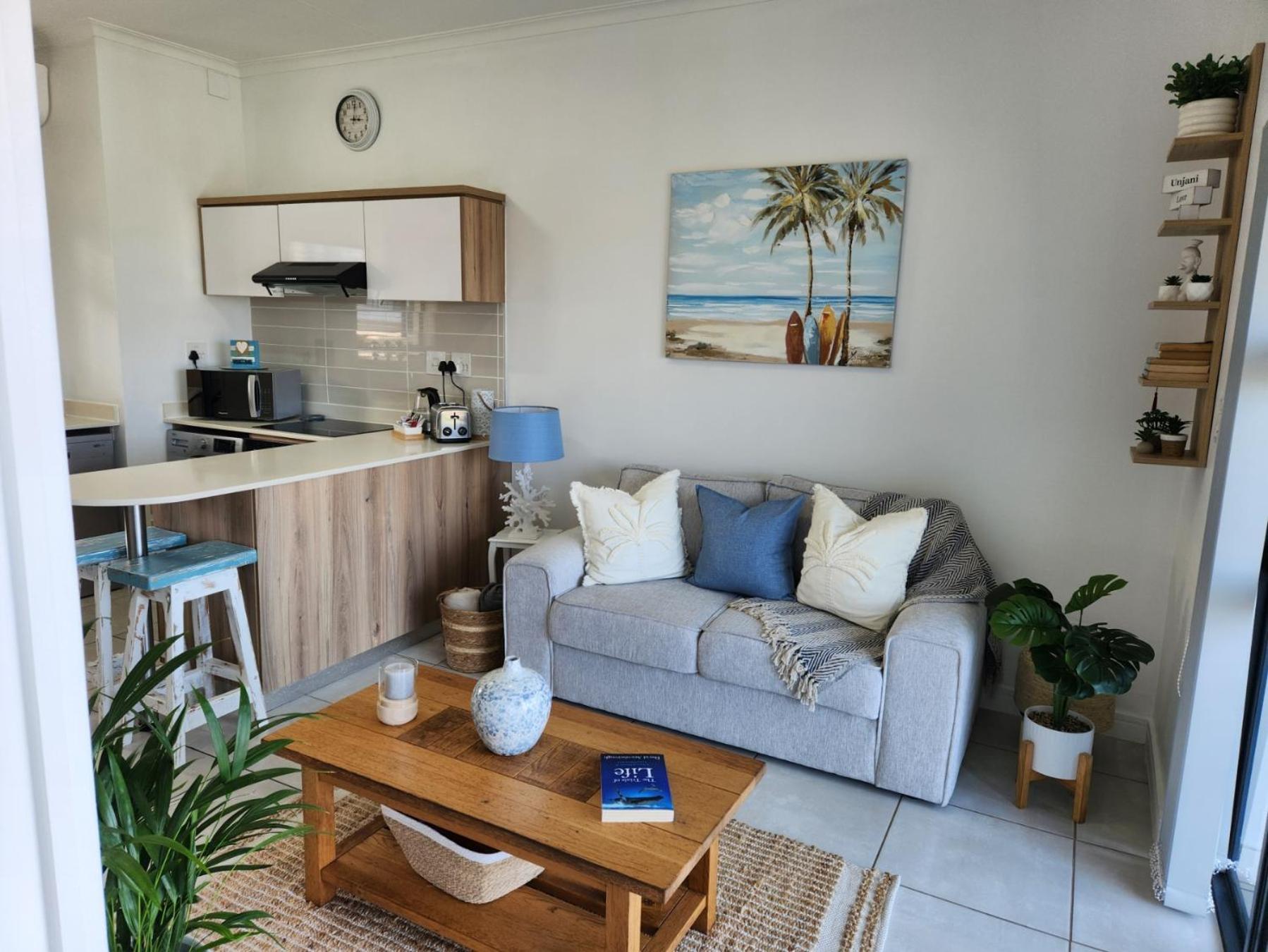 One-Bedroom Apartment photo 1