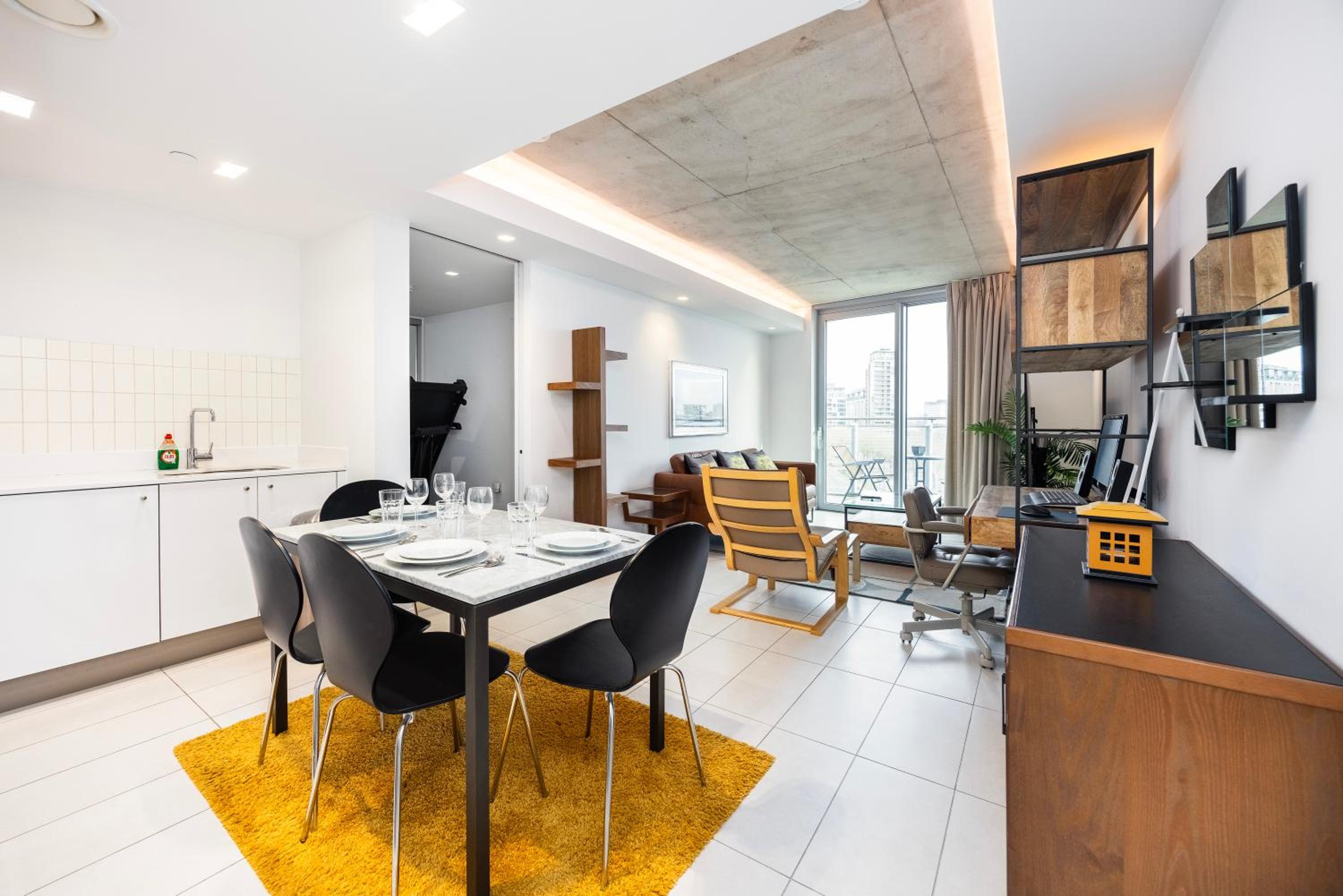 One-Bedroom Apartment with Balcony and City View photo 1