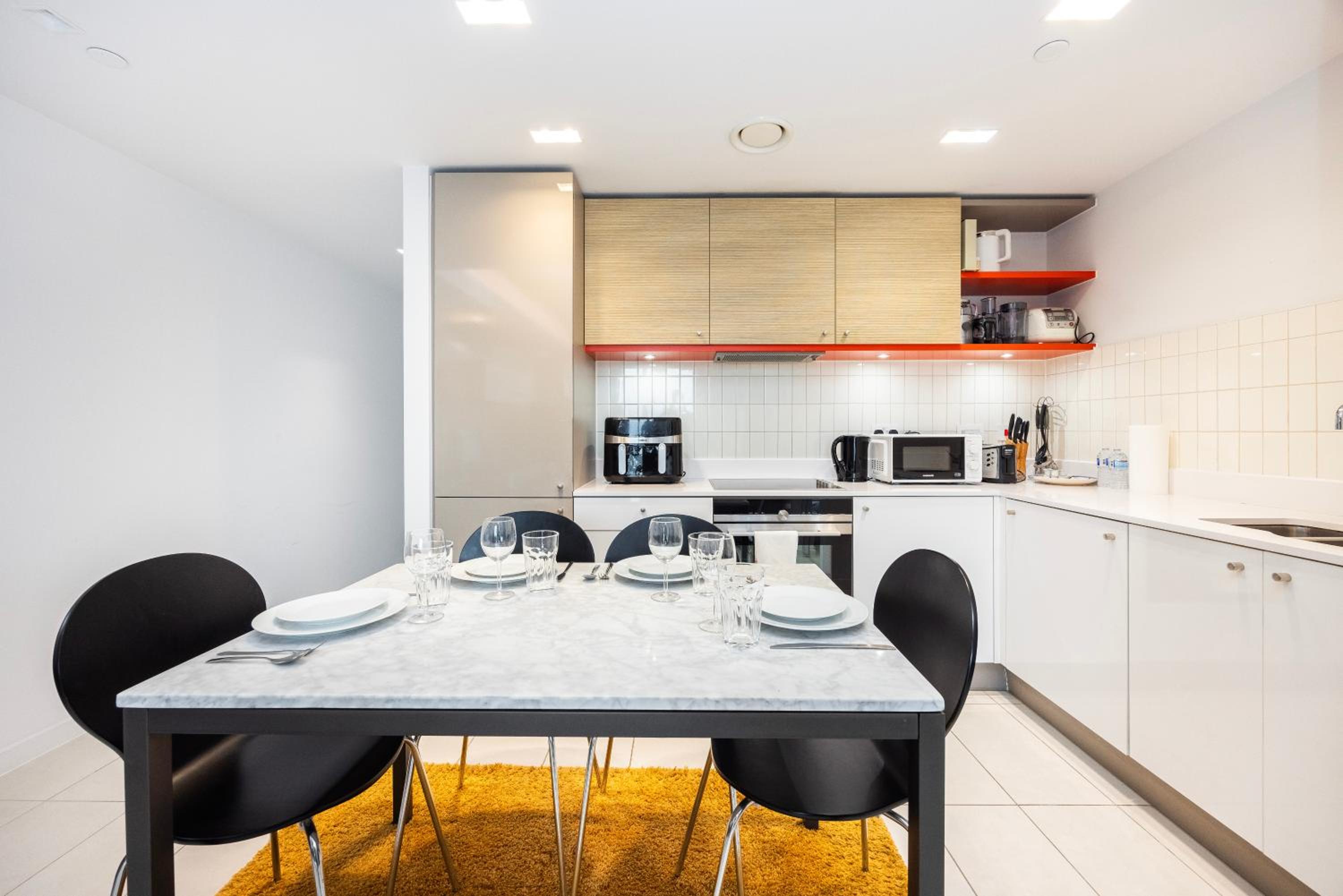 One-Bedroom Apartment with Balcony and City View photo 3