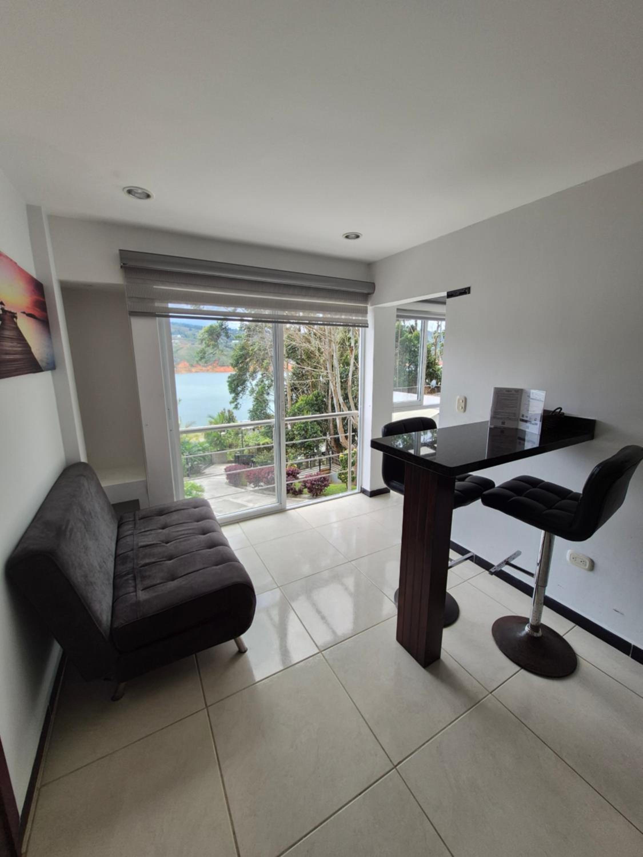 One-Bedroom Apartment with Lake View photo 2