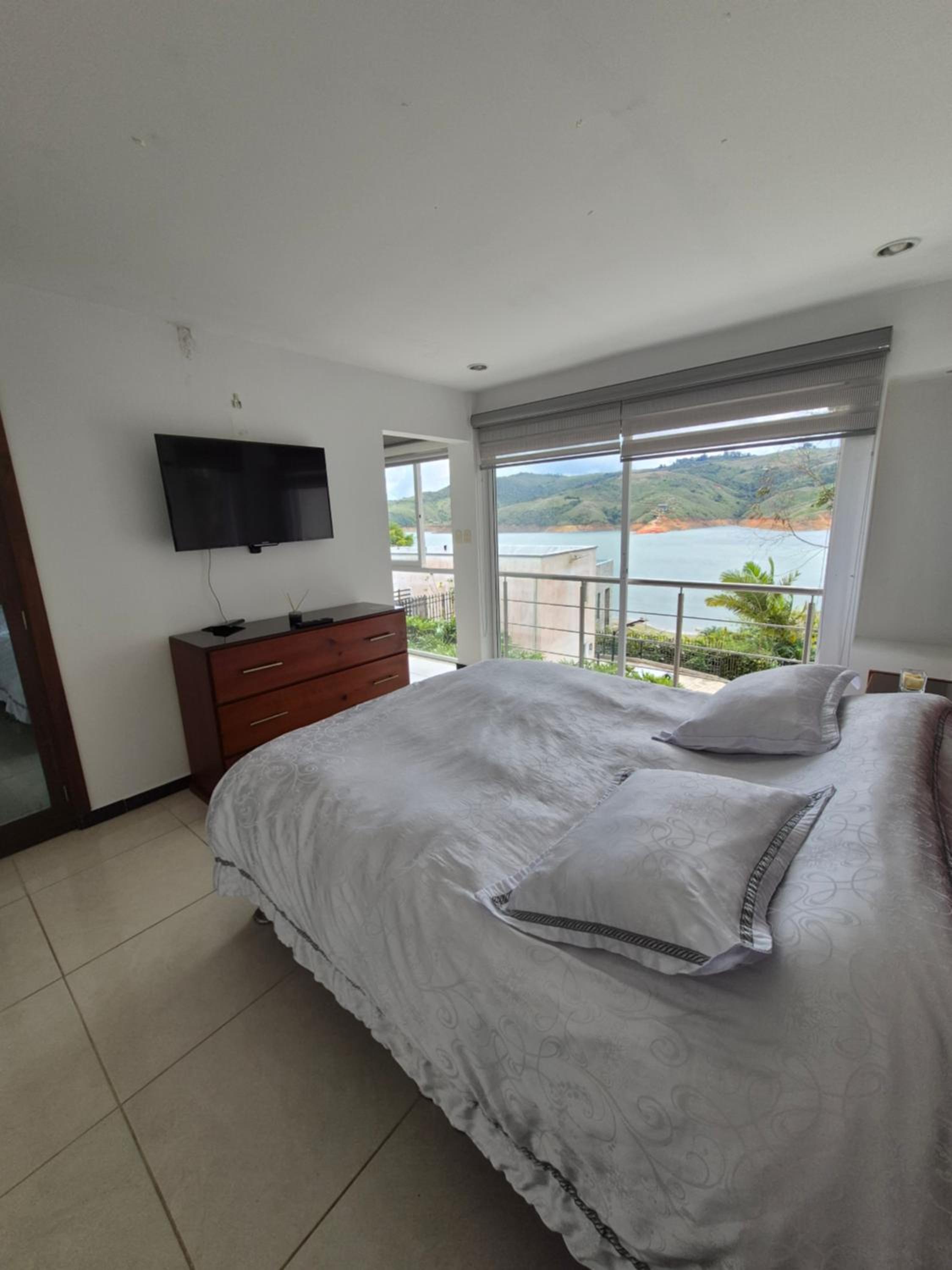 One-Bedroom Apartment with Lake View photo 1
