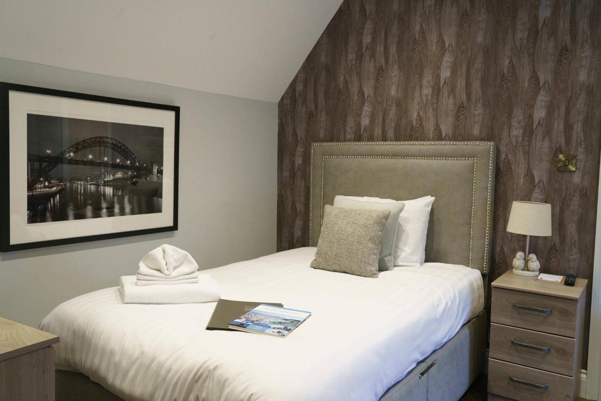 Single Room with Bath photo 1