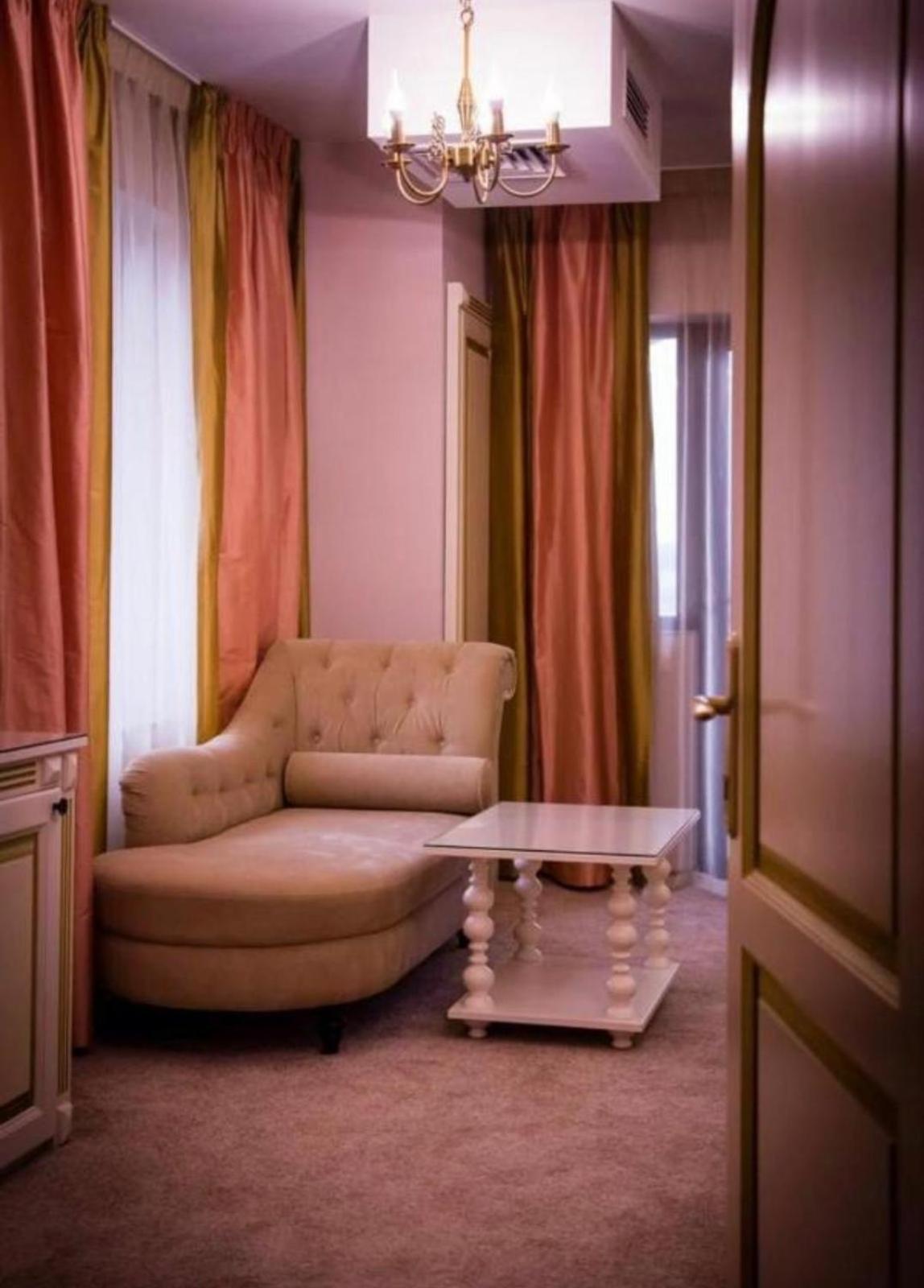 Two-Bedroom Deluxe Apartment - Photo 3