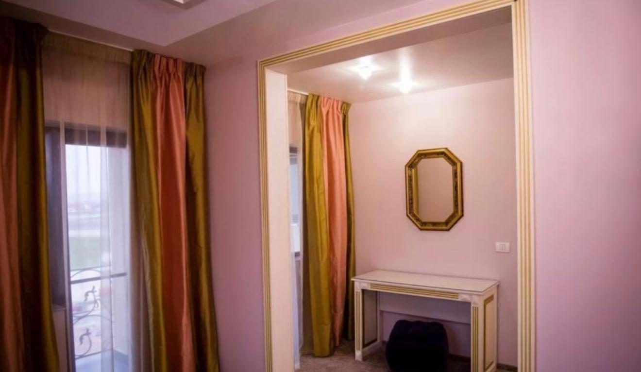 Two-Bedroom Deluxe Apartment - Photo 2