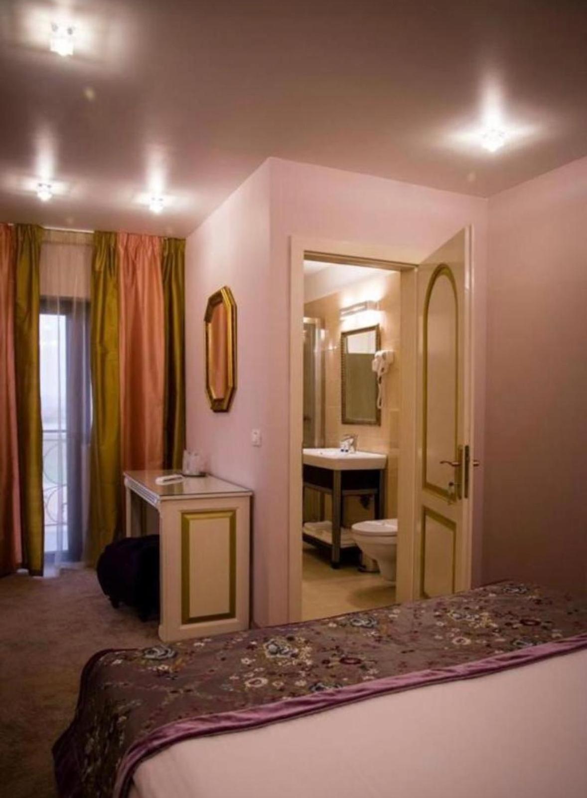 Two-Bedroom Deluxe Apartment - Photo 4