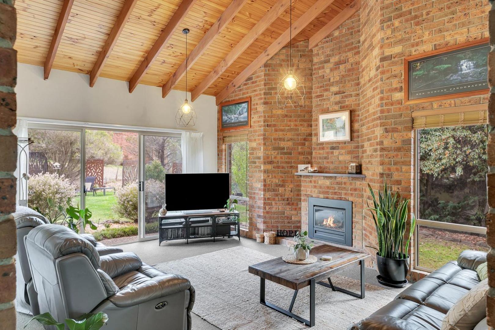 Five-Bedroom House photo 1