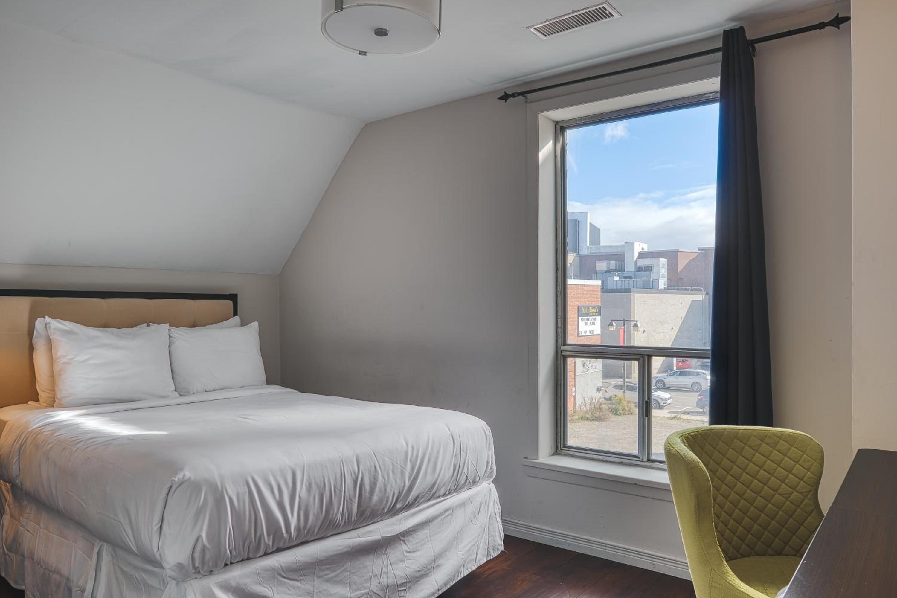 Three-Bedroom Apartment - Photo 6