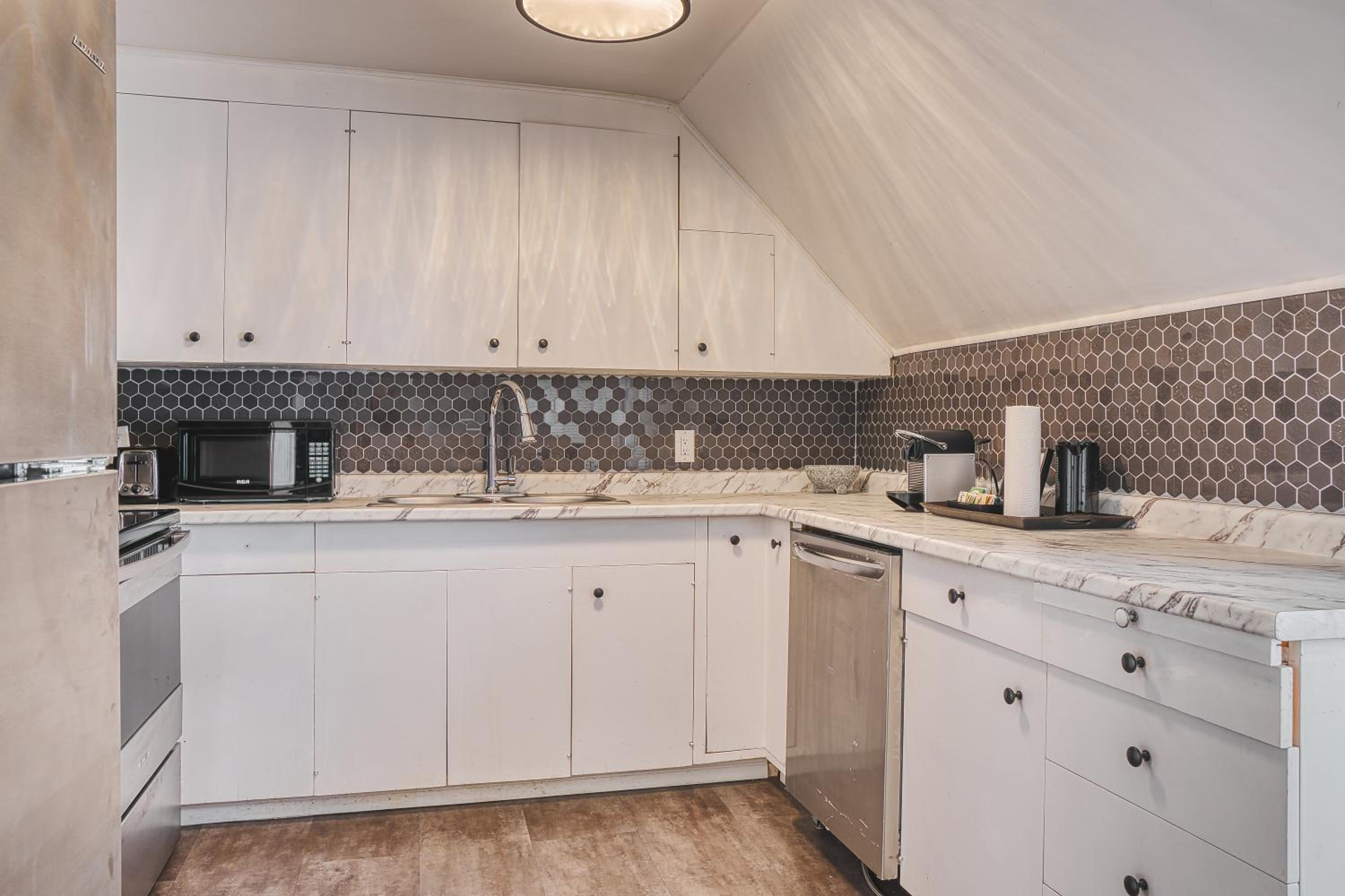 Three-Bedroom Apartment - Photo 3