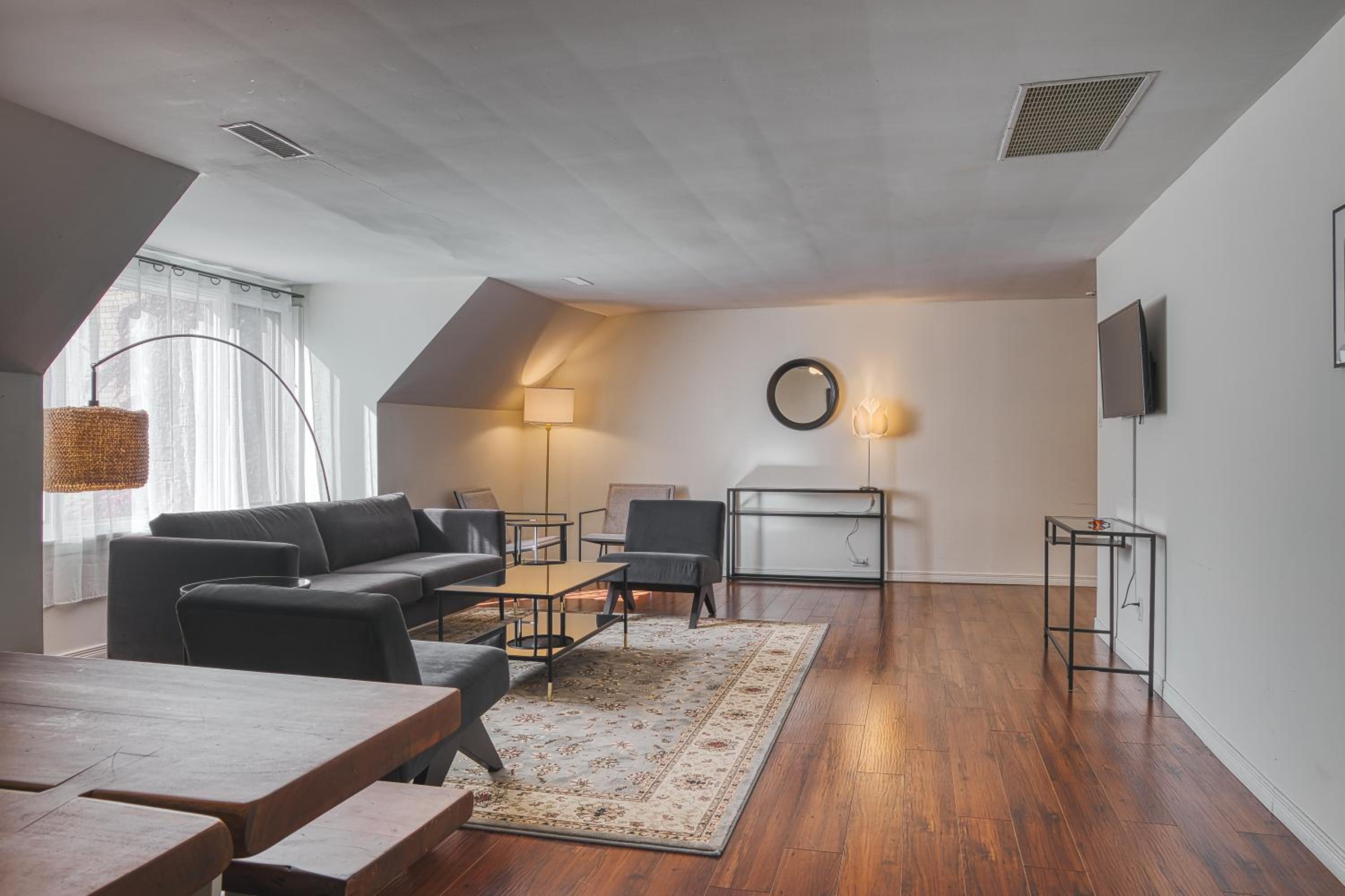 Three-Bedroom Apartment - Photo 9