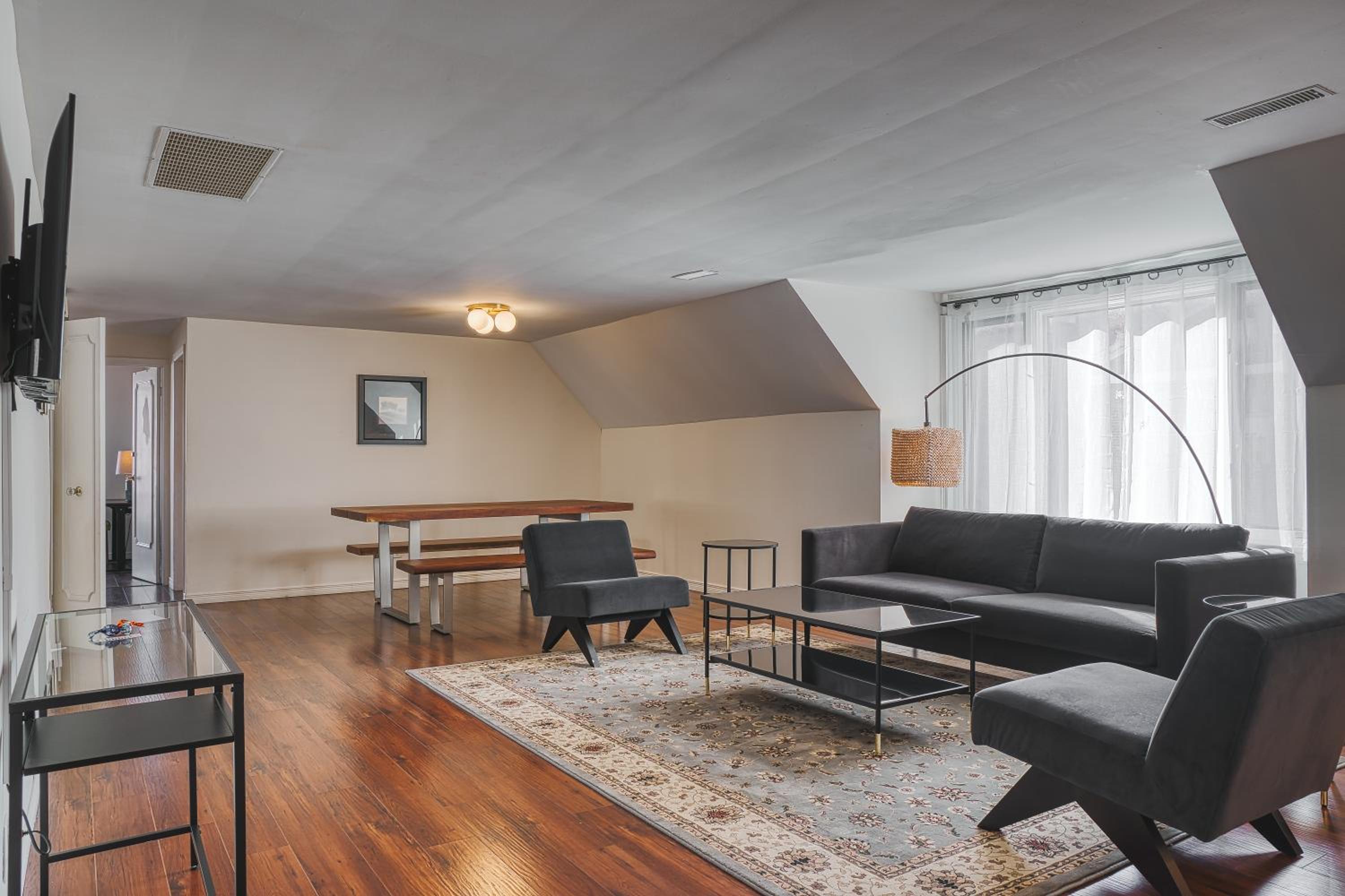 Three-Bedroom Apartment - Photo 10